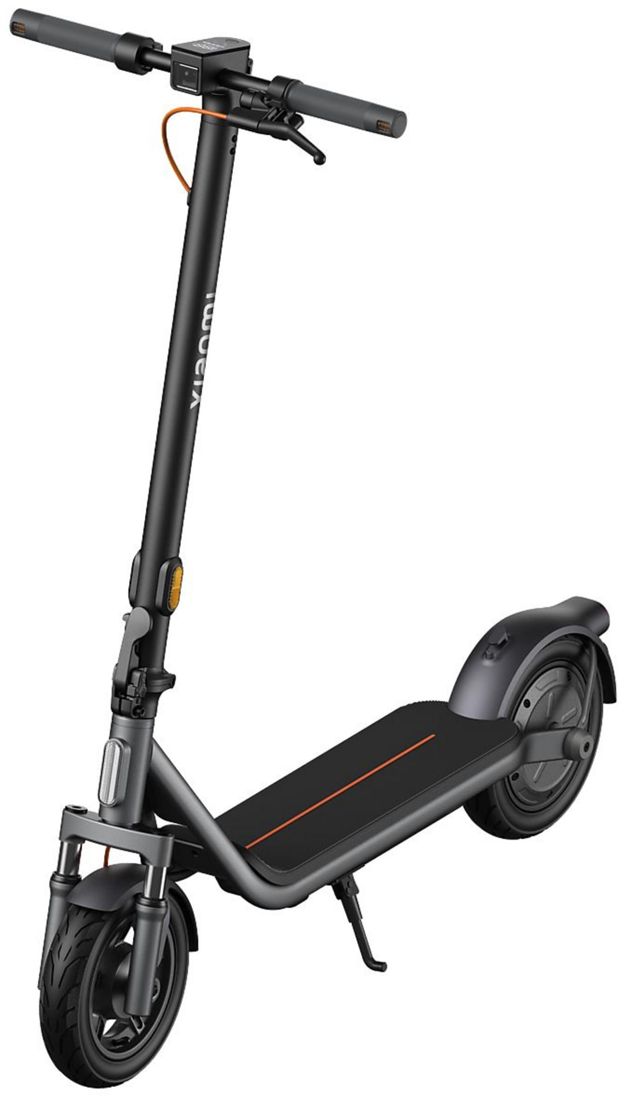 Uno scooter elettrico nero con accenti arancioni sul piano e sul manubrio.