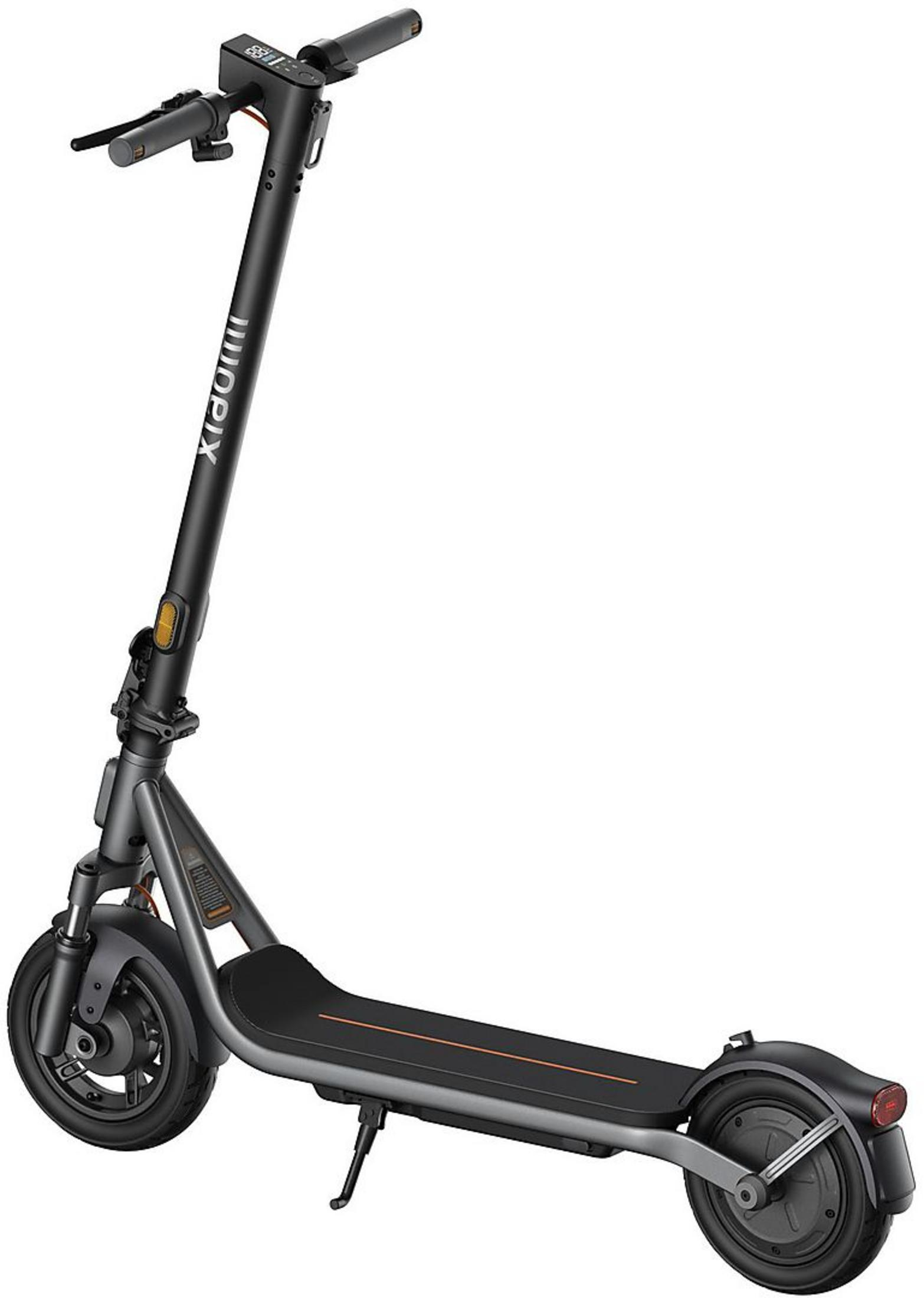 Uno scooter elettrico nero con accenti arancioni e display sul manubrio.