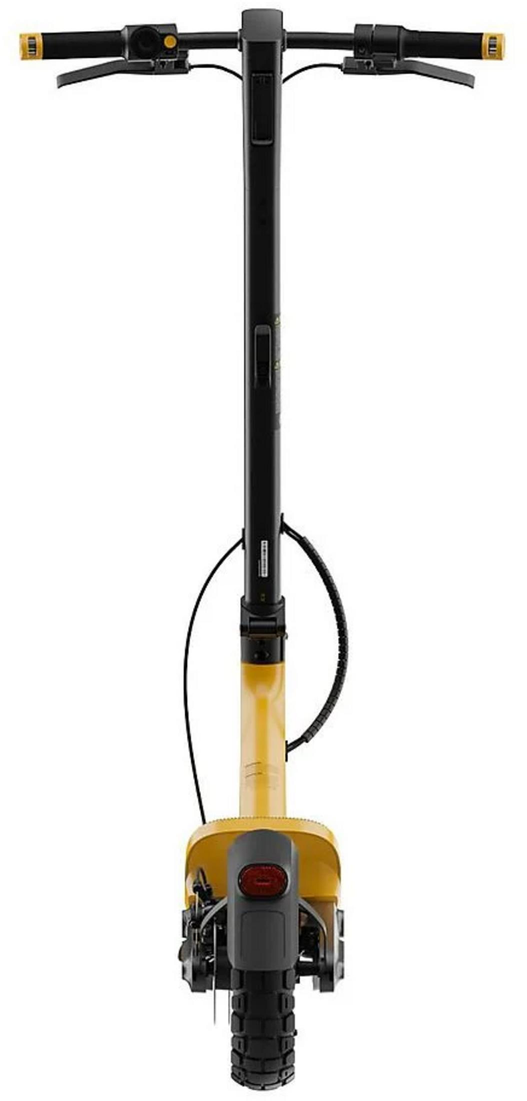 Ein gelber Elektroroller mit schwarzem Lenker und Details.