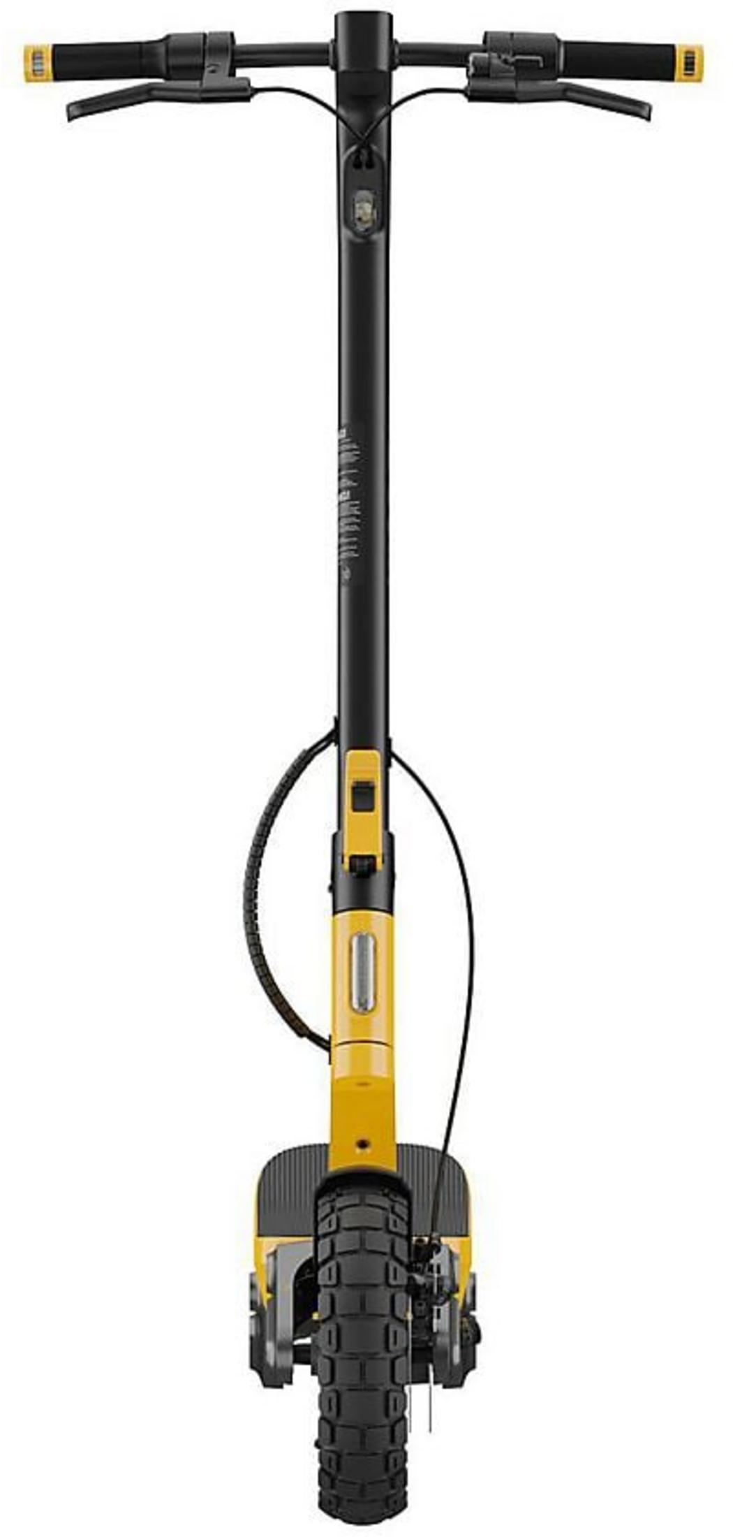 Ein gelber und schwarzer Elektroroller mit großem Profil vorne.