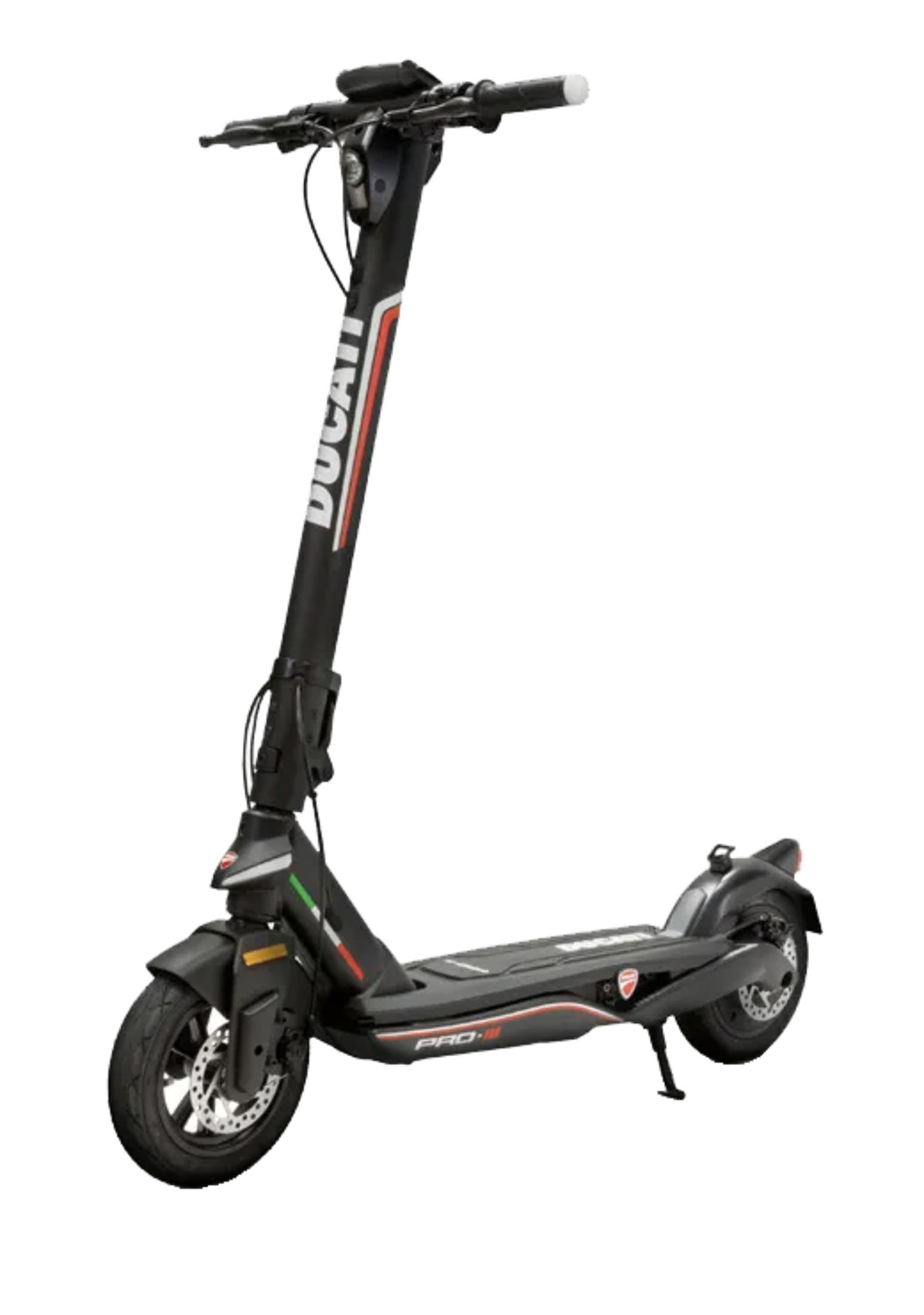 Monopattino elettrico Ducati nero con accenti rossi e bianchi, in piedi sul cavalletto.
