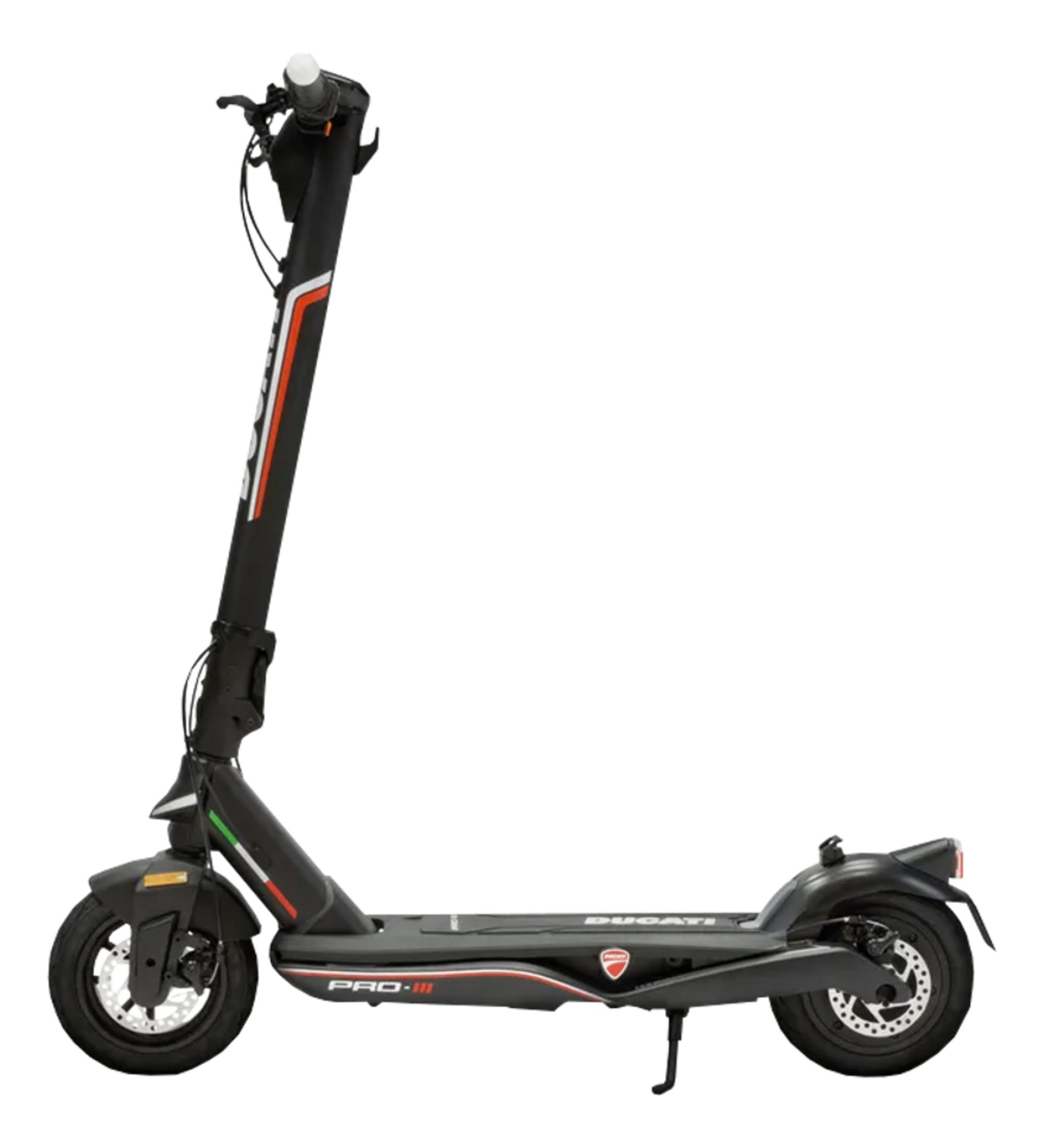 Uno scooter elettrico nero con accenti rossi, bianchi e verdi. Ha un cavalletto.