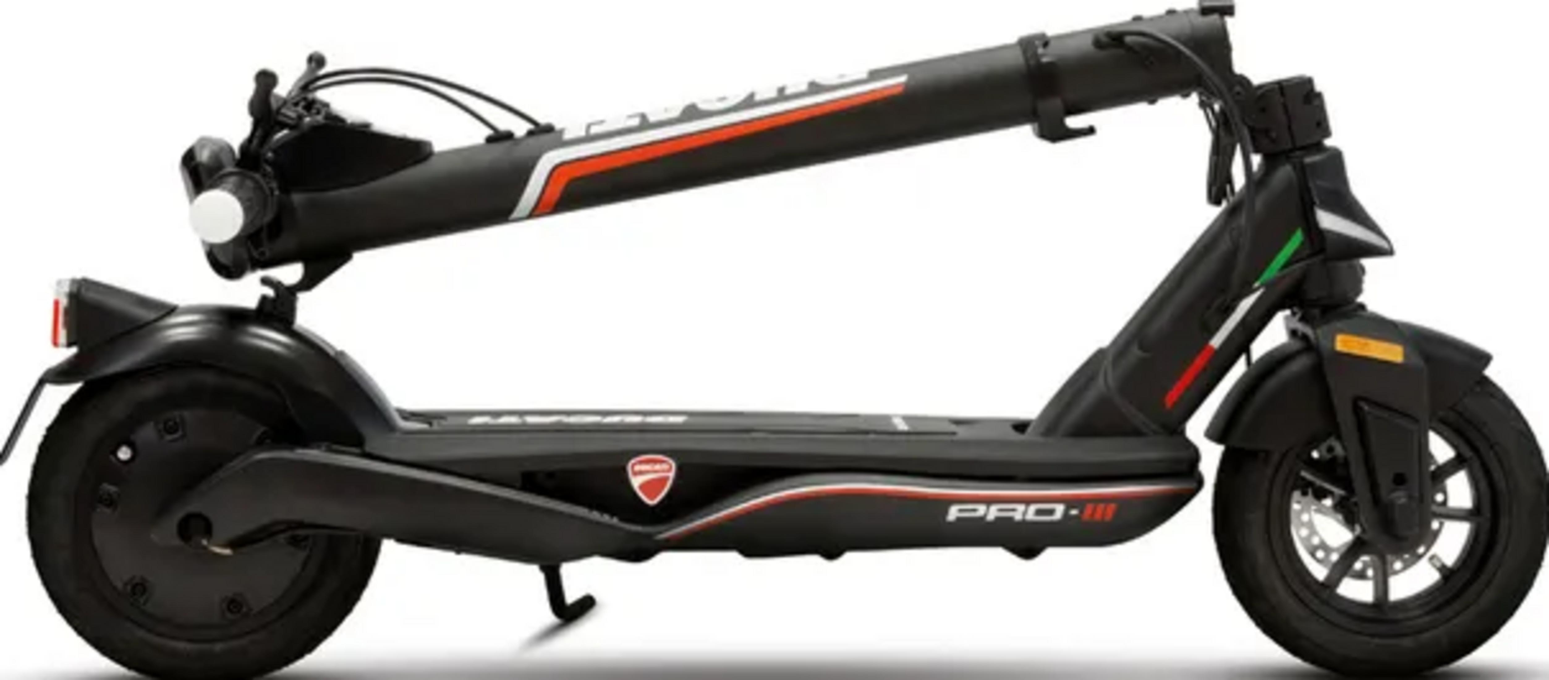 Monopattino elettrico nero con strisce rosse e bianche, logo Ducati.