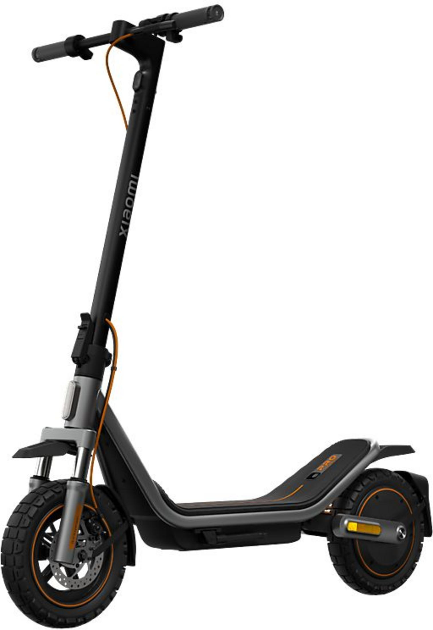 Ein schwarzer Xiaomi E-Scooter mit orangen Akzenten und großen Rädern.