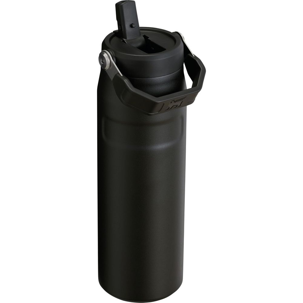 Una botella de agua aislada negra con tapa abatible y asa.