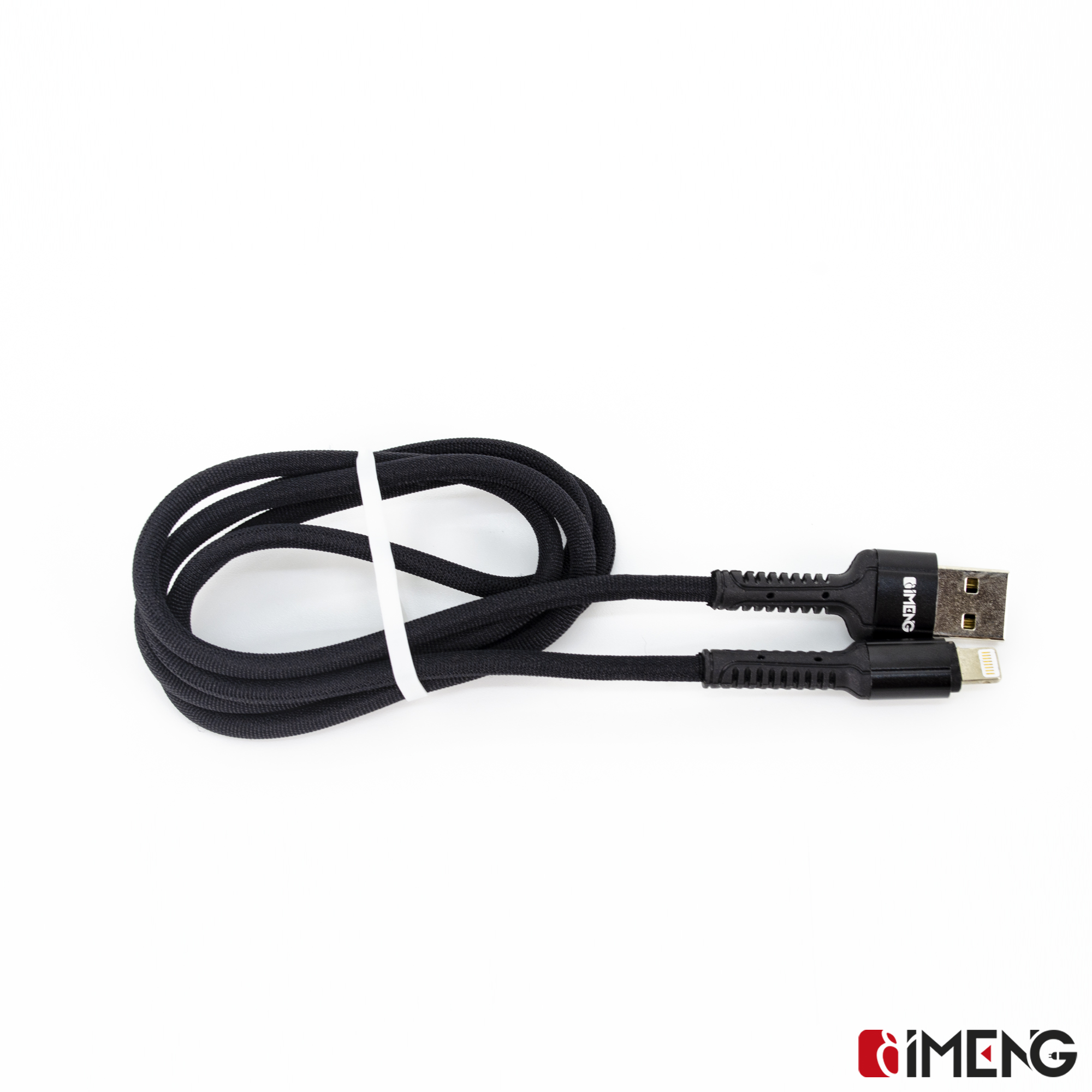 Siyah örgülü şarj kablosu, USB-A ve Lightning konektörlü, beyaz arka plan üzerinde.