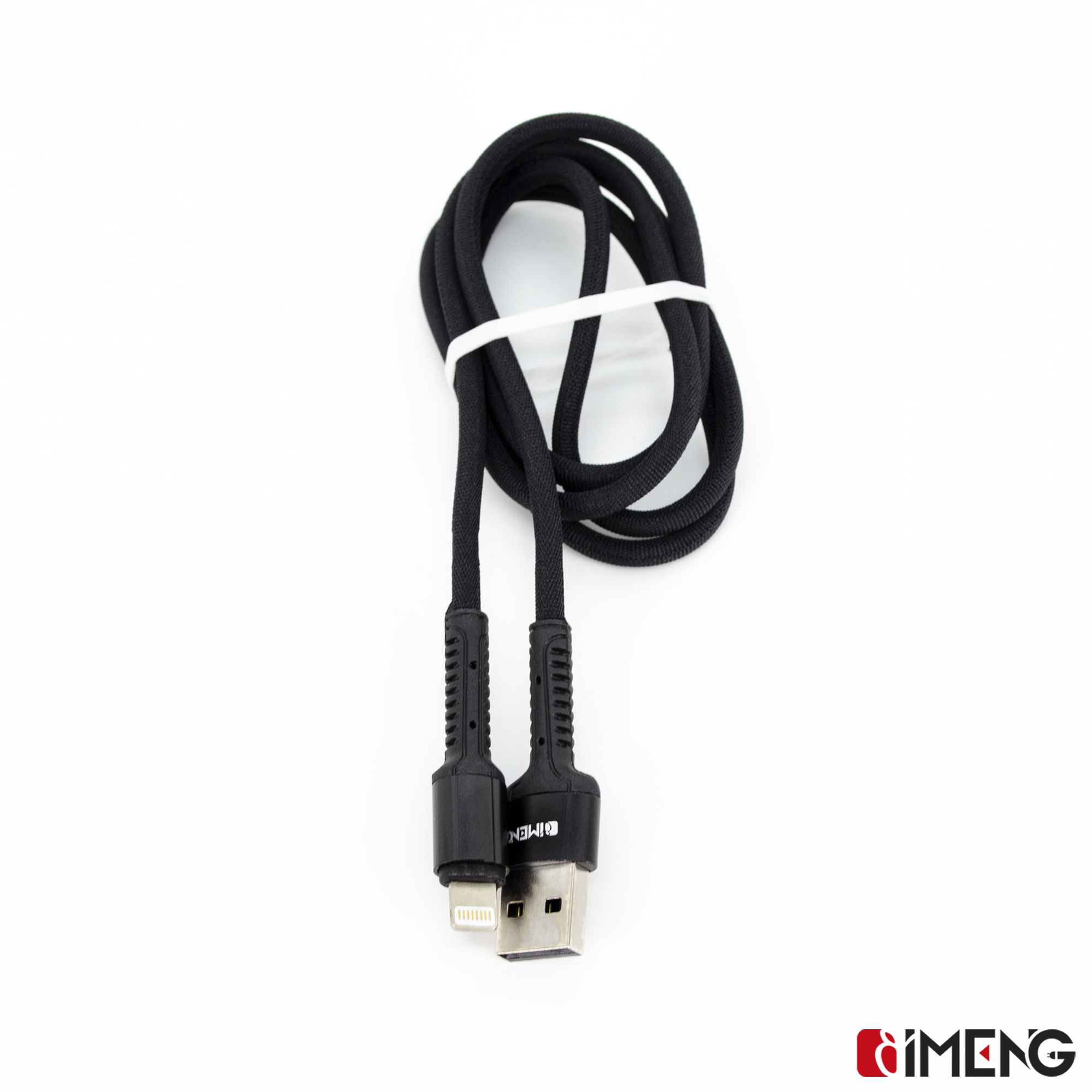 Lightning ve USB konnektörlü siyah şarj kablosu, beyaz zemin üzerinde.