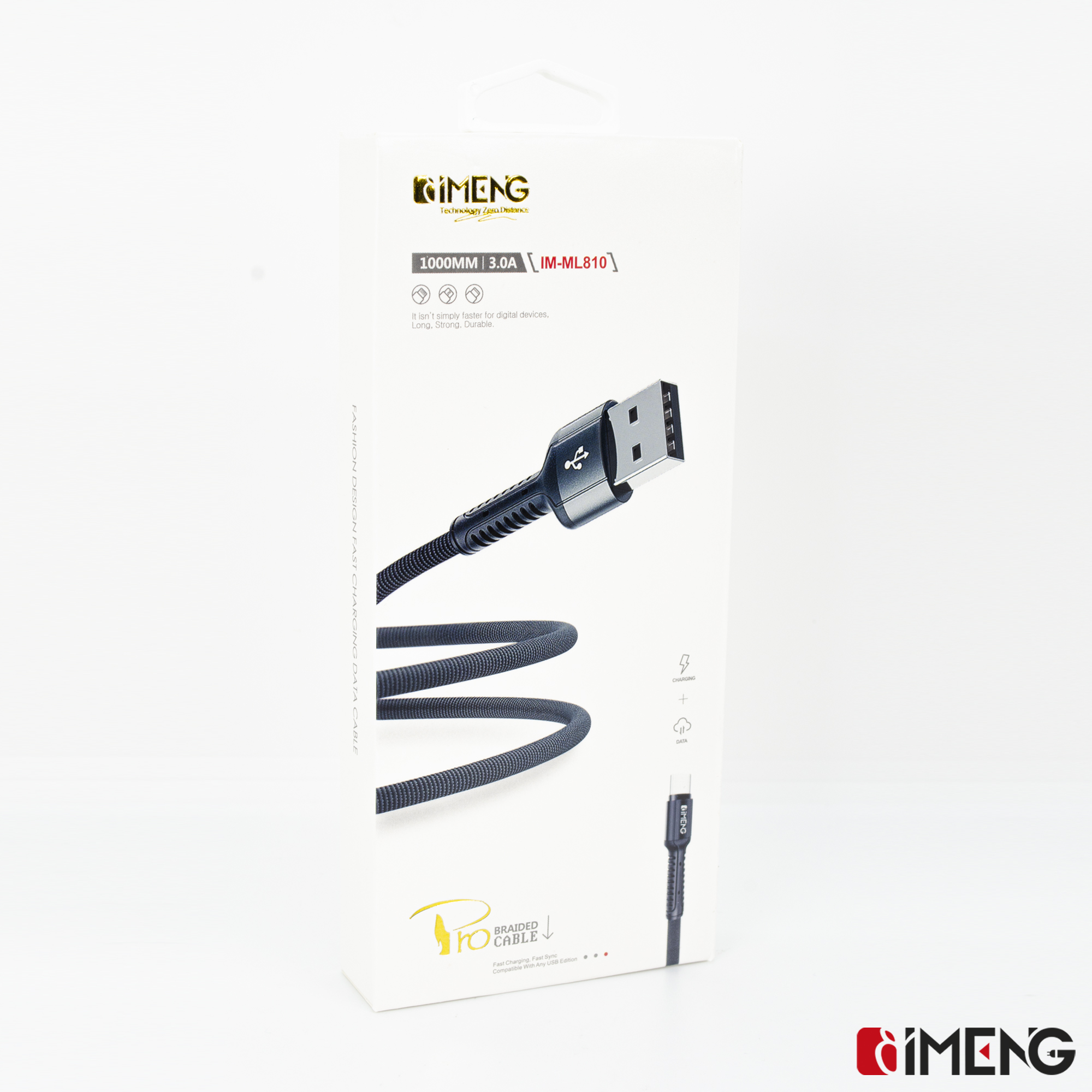 Beyaz bir kutu üzerinde gümüş USB-A konektörlü siyah örgülü USB şarj kablosu.