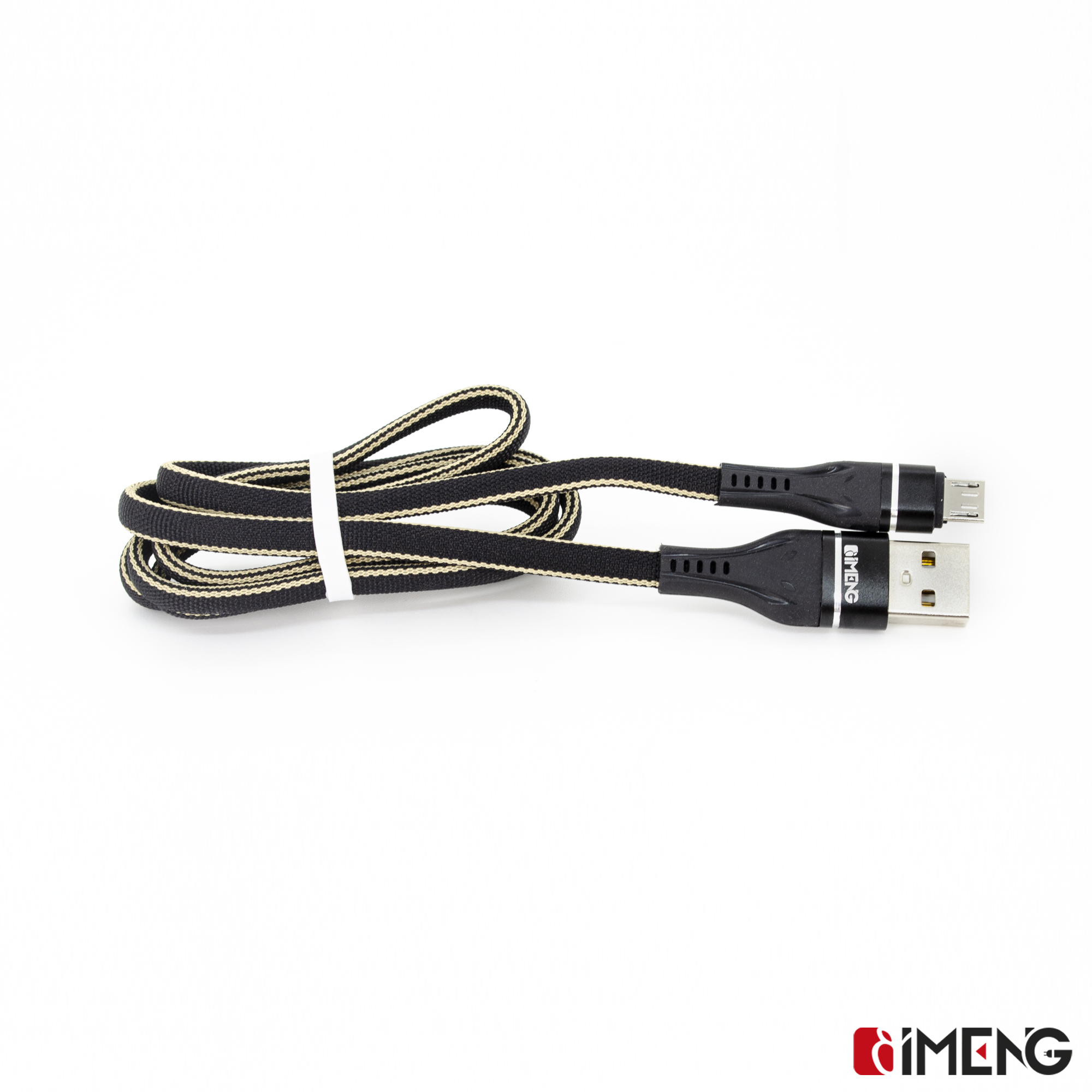 Siyah ve bej örgülü USB-C şarj kablosu beyaz zeminde kıvrılmış halde duruyor.