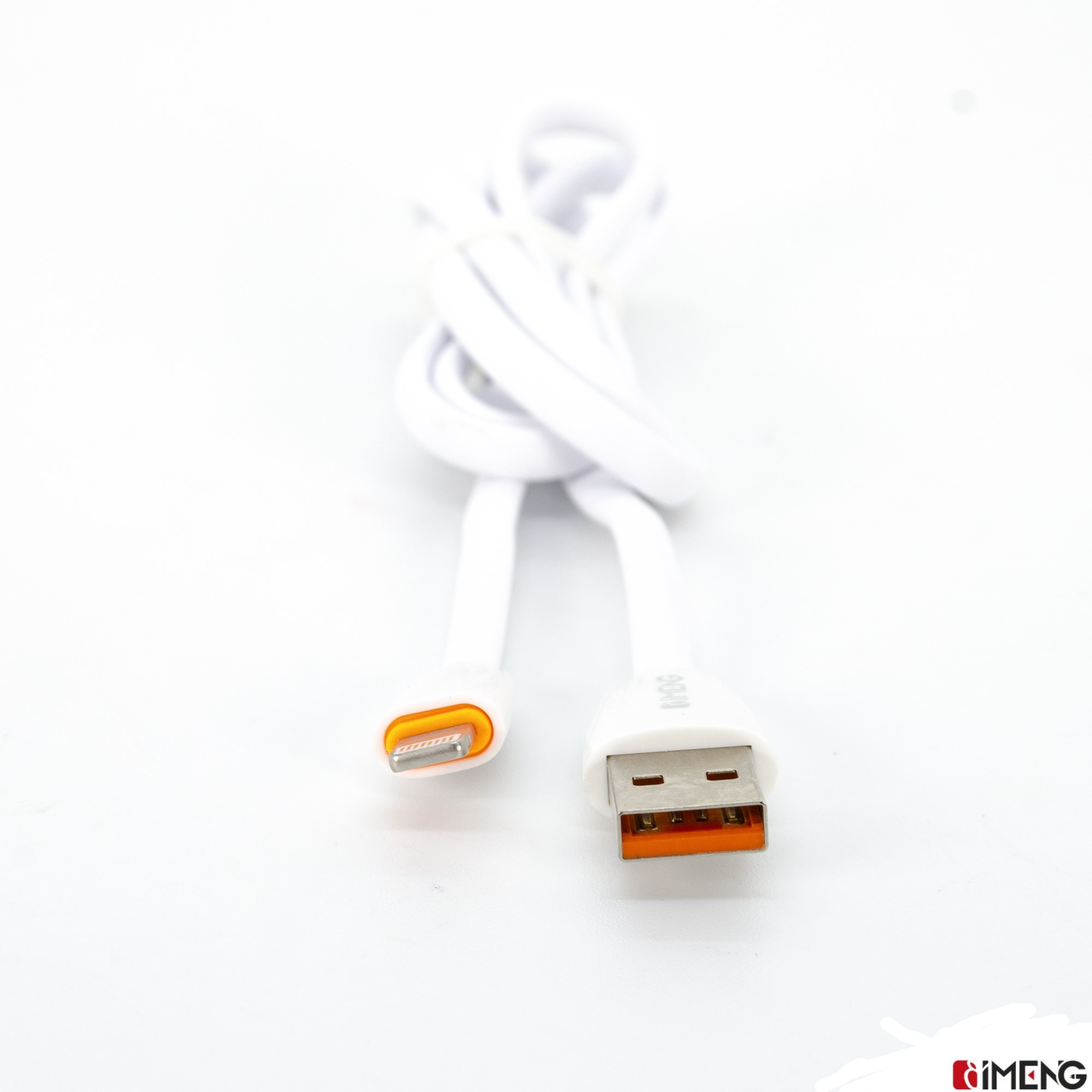 Turuncu konektörlü beyaz USB kablosu, düğüm yapılmış.