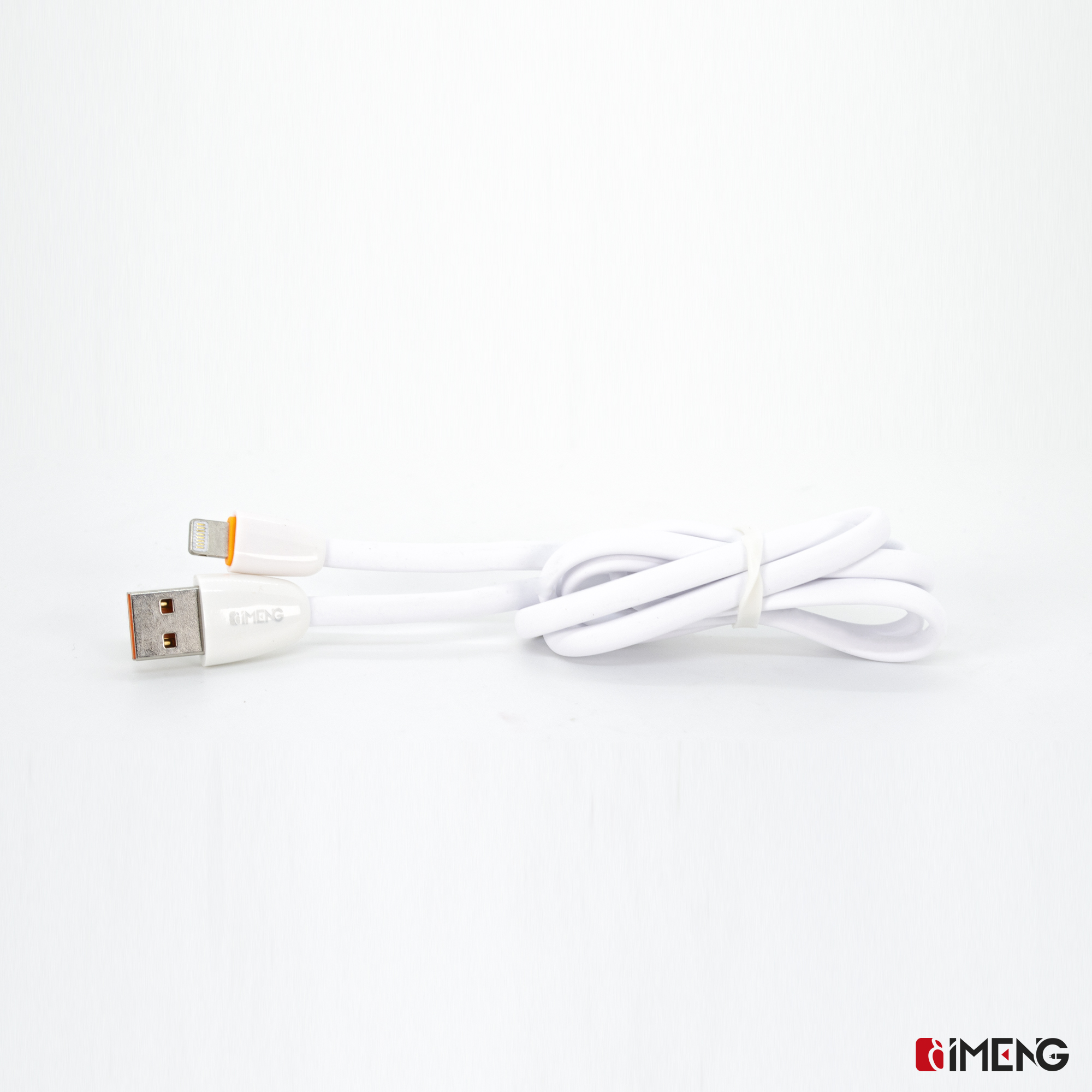 Turuncu detaylı beyaz USB - Lightning kablosu, düzgünce sarılmış.