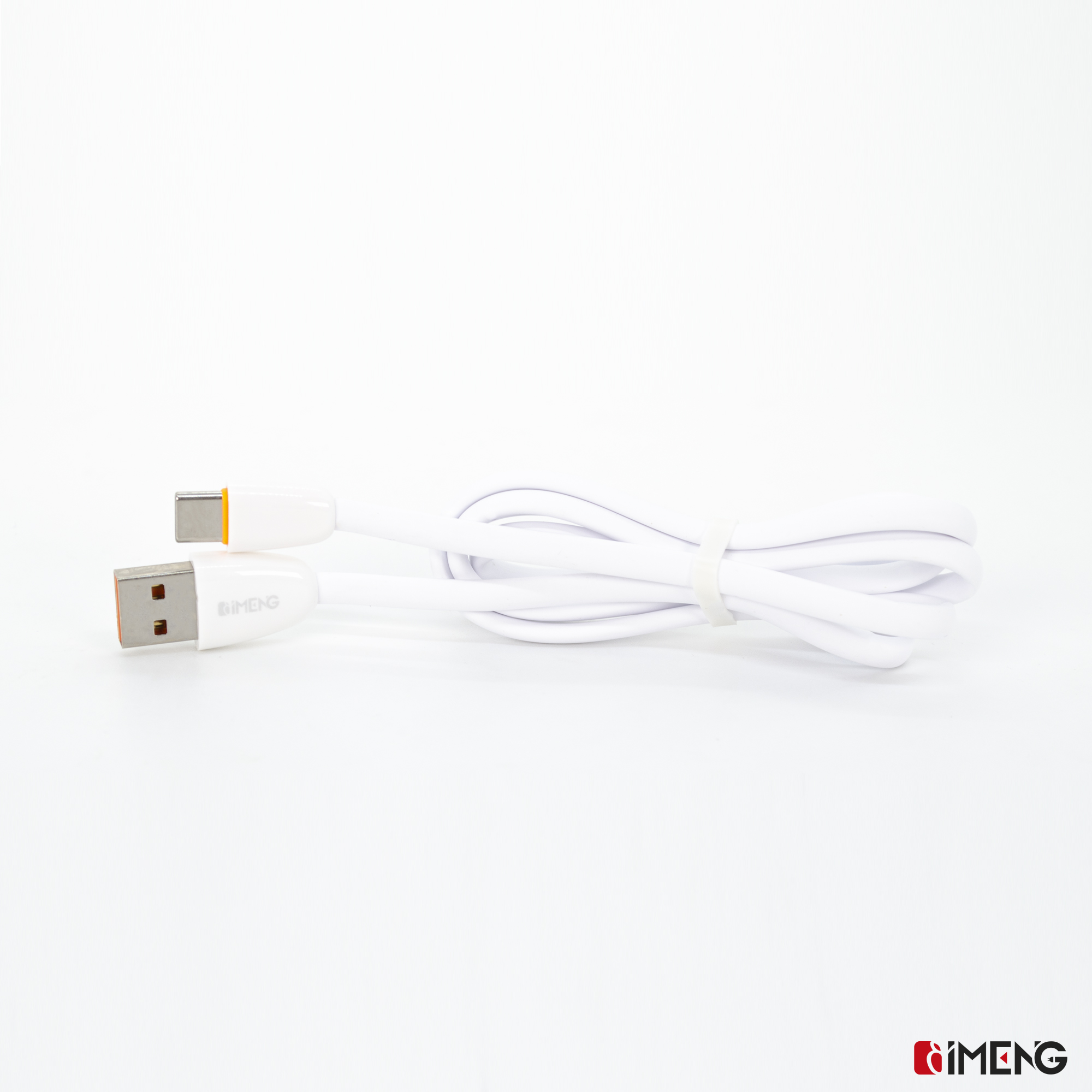 Turuncu vurgulu beyaz USB-C kablosu, beyaz arka plan üzerinde.