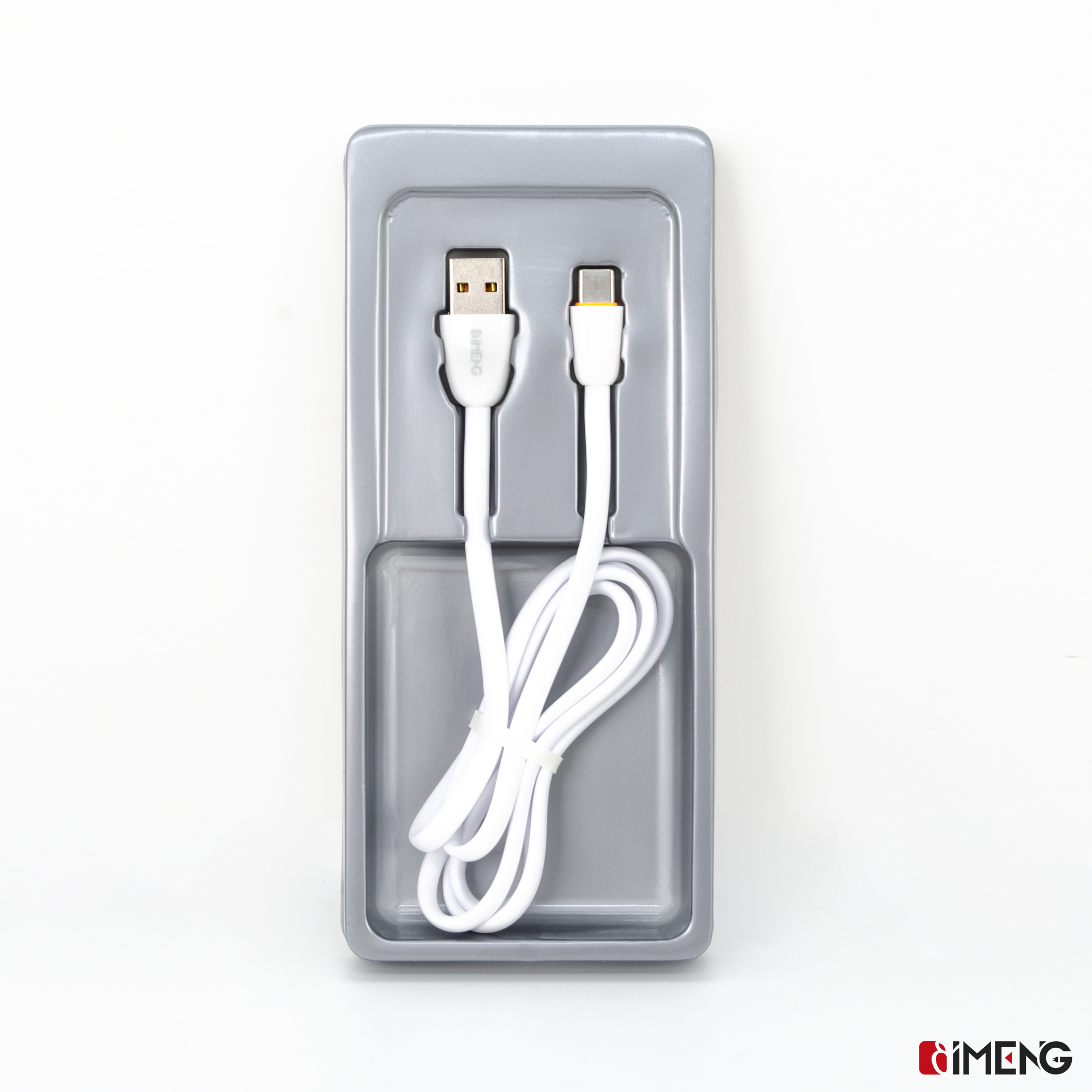 USB-A ve USB-C konektörlü gri bir tepside beyaz USB-C kablosu.