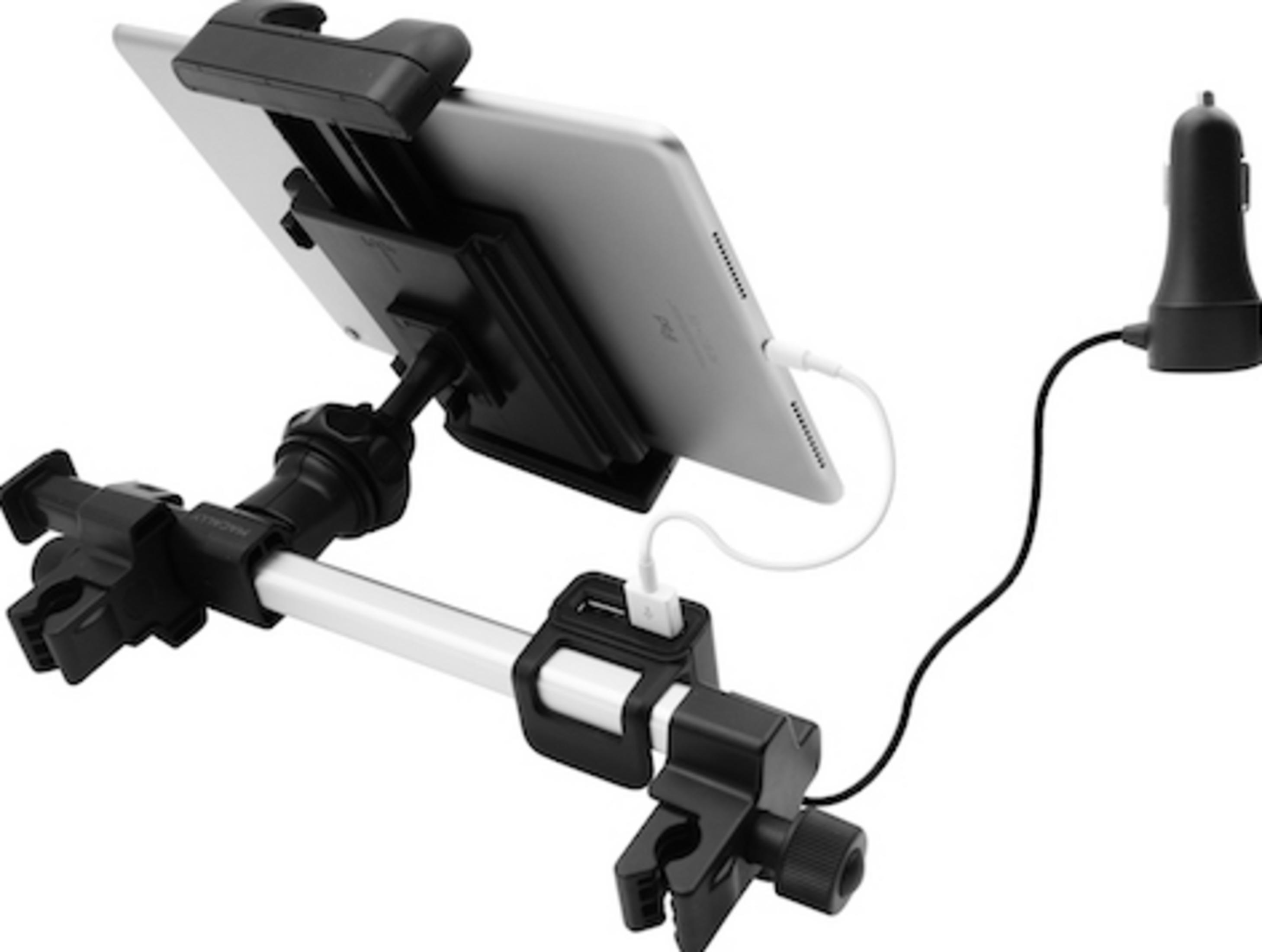 Ein Tablet wird von einer Halterung gehalten und von einem Autoladegerät über USB geladen.