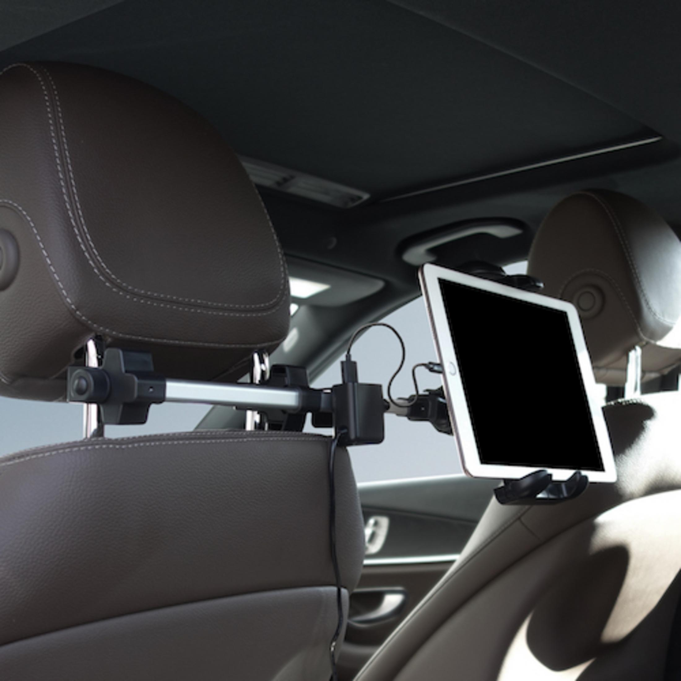 Tablet-Halterung an einem Autositz mit Kabeln und Ladegerät.