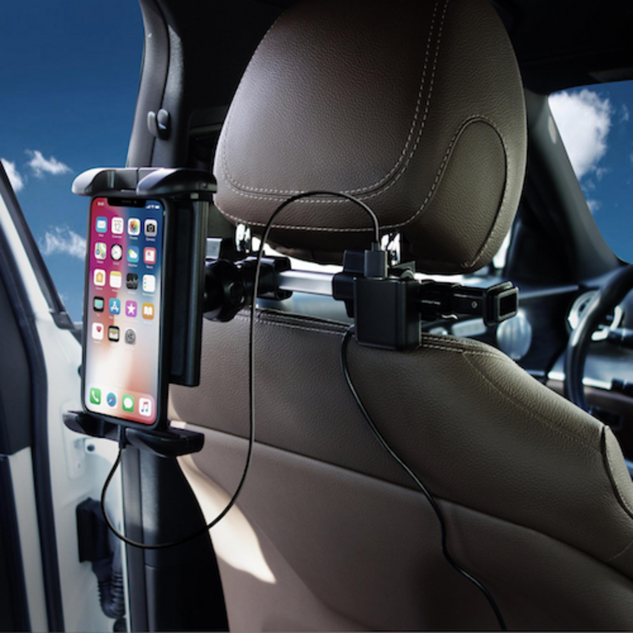 Ein Smartphonehalter mit Ladekabel ist an einem Autositz befestigt.