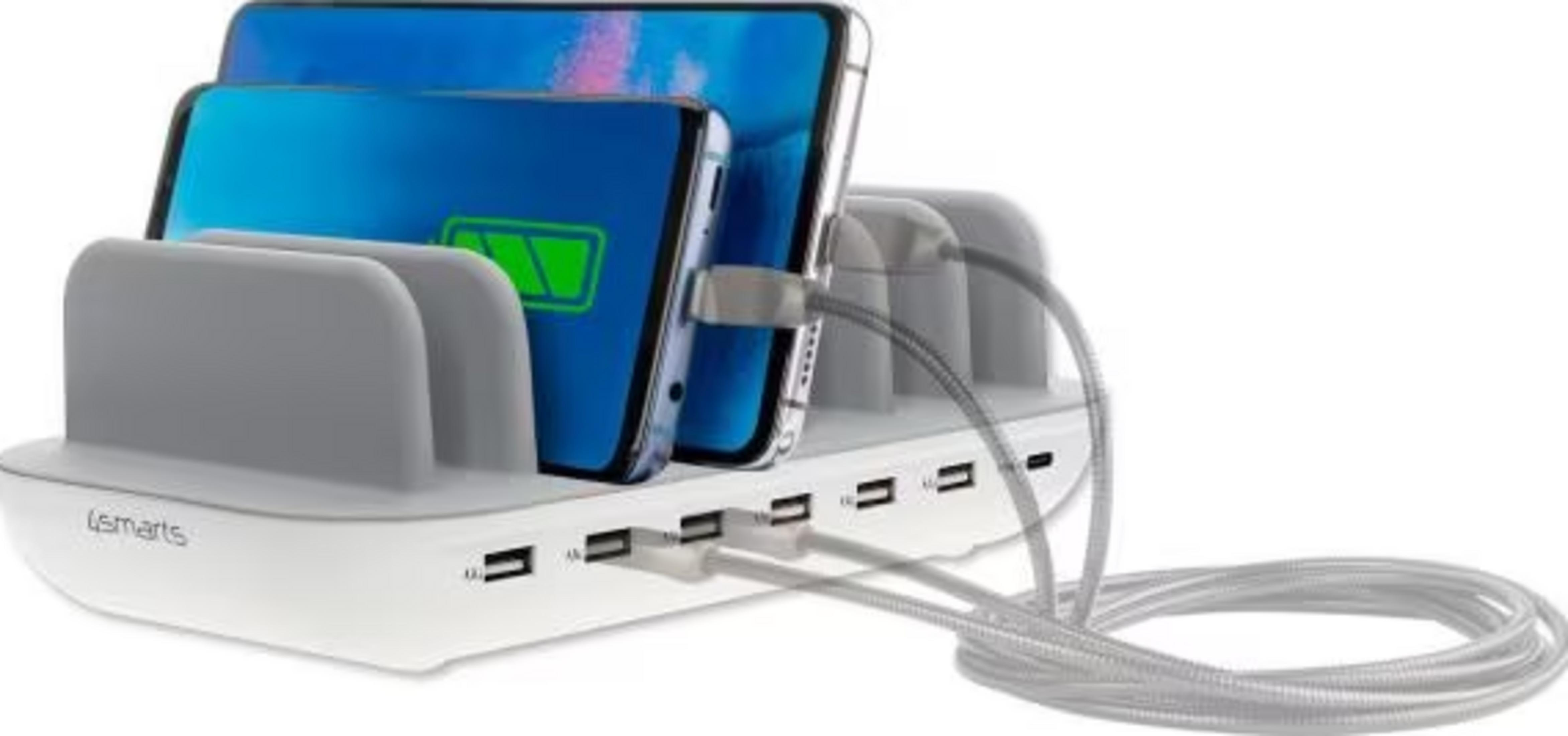 Una stazione di ricarica bianca multi-bay che carica contemporaneamente più smartphone.