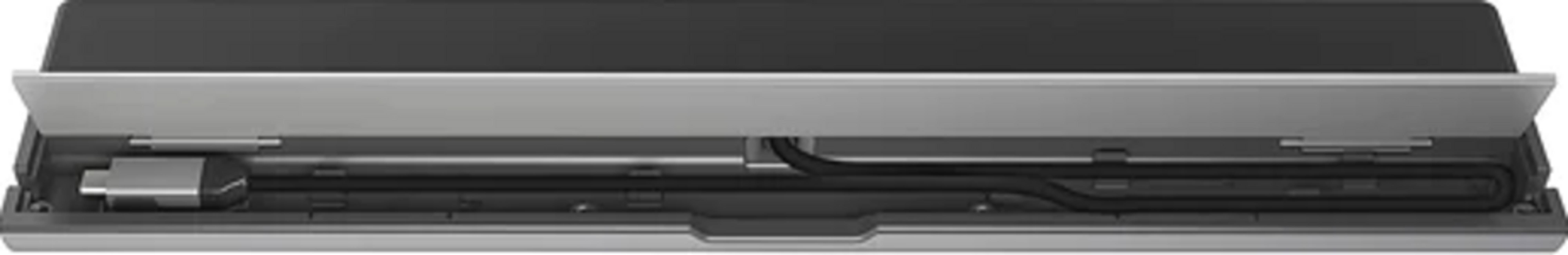 Ein USB-C-Anschluss und ein schwarzes Kabel liegen in einem grauen Gehäuse.