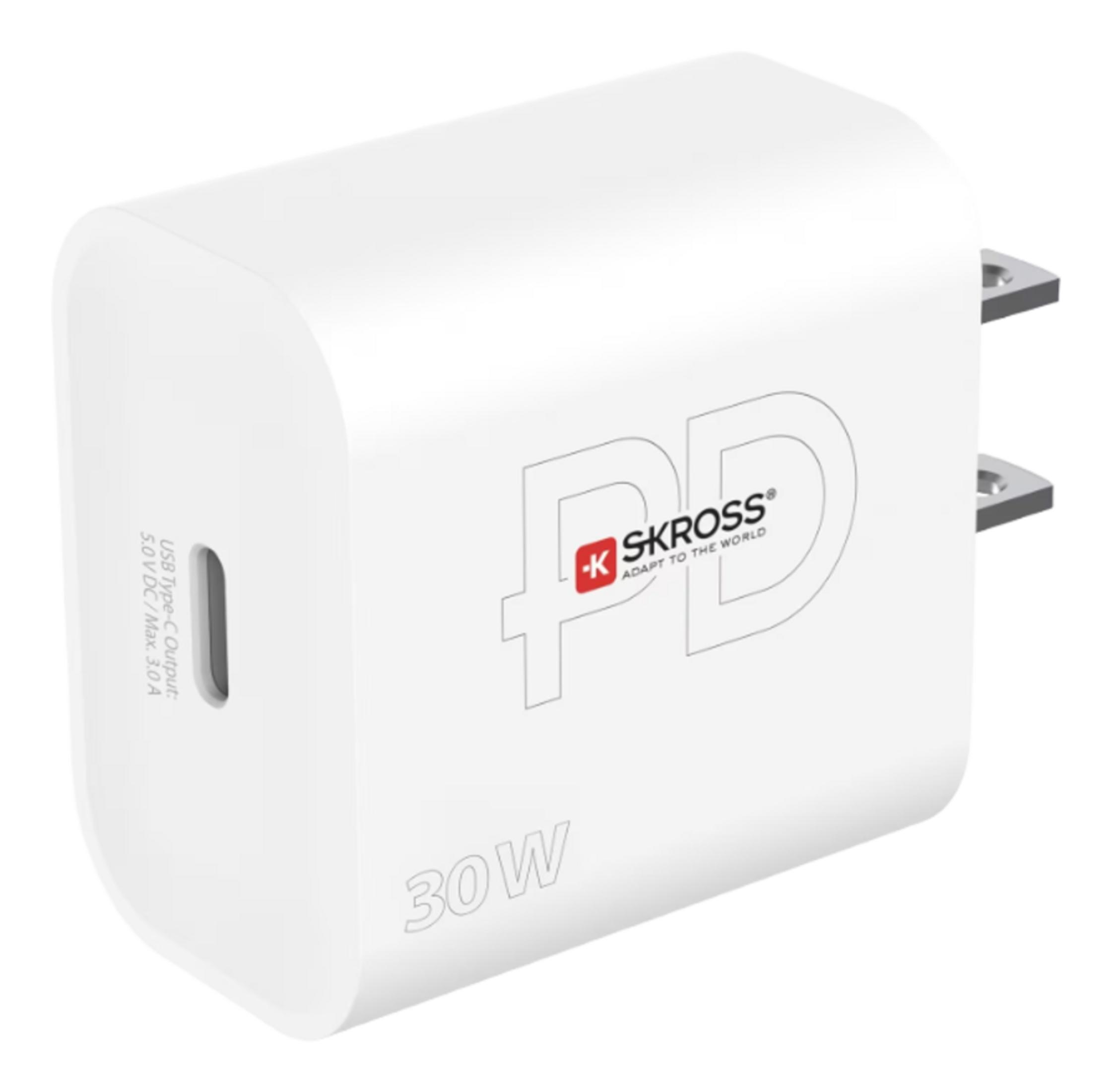 Weißes 30W USB-C PD-Ladegerät mit SKROSS-Logo und US-Steckern.