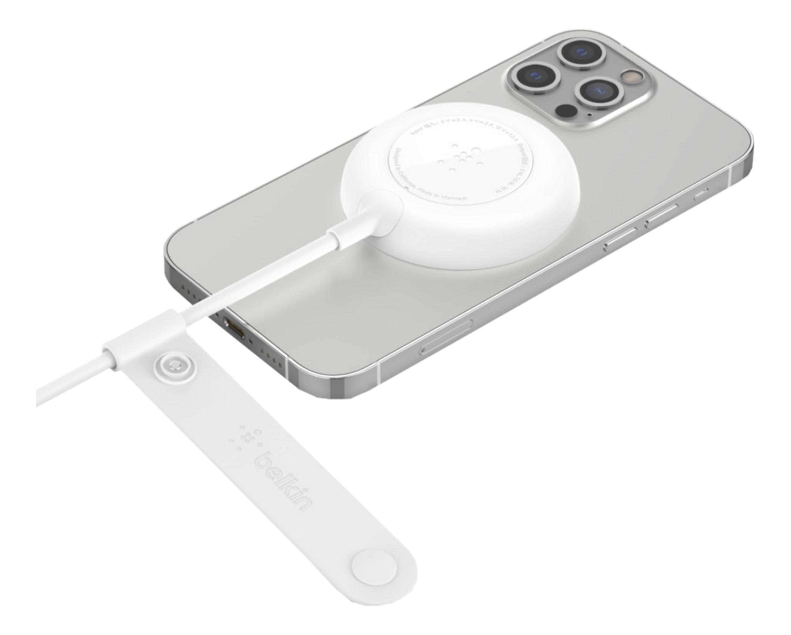 Ein weißes iPhone liegt auf einer weißen Oberfläche mit einem weißen Ladekabel.