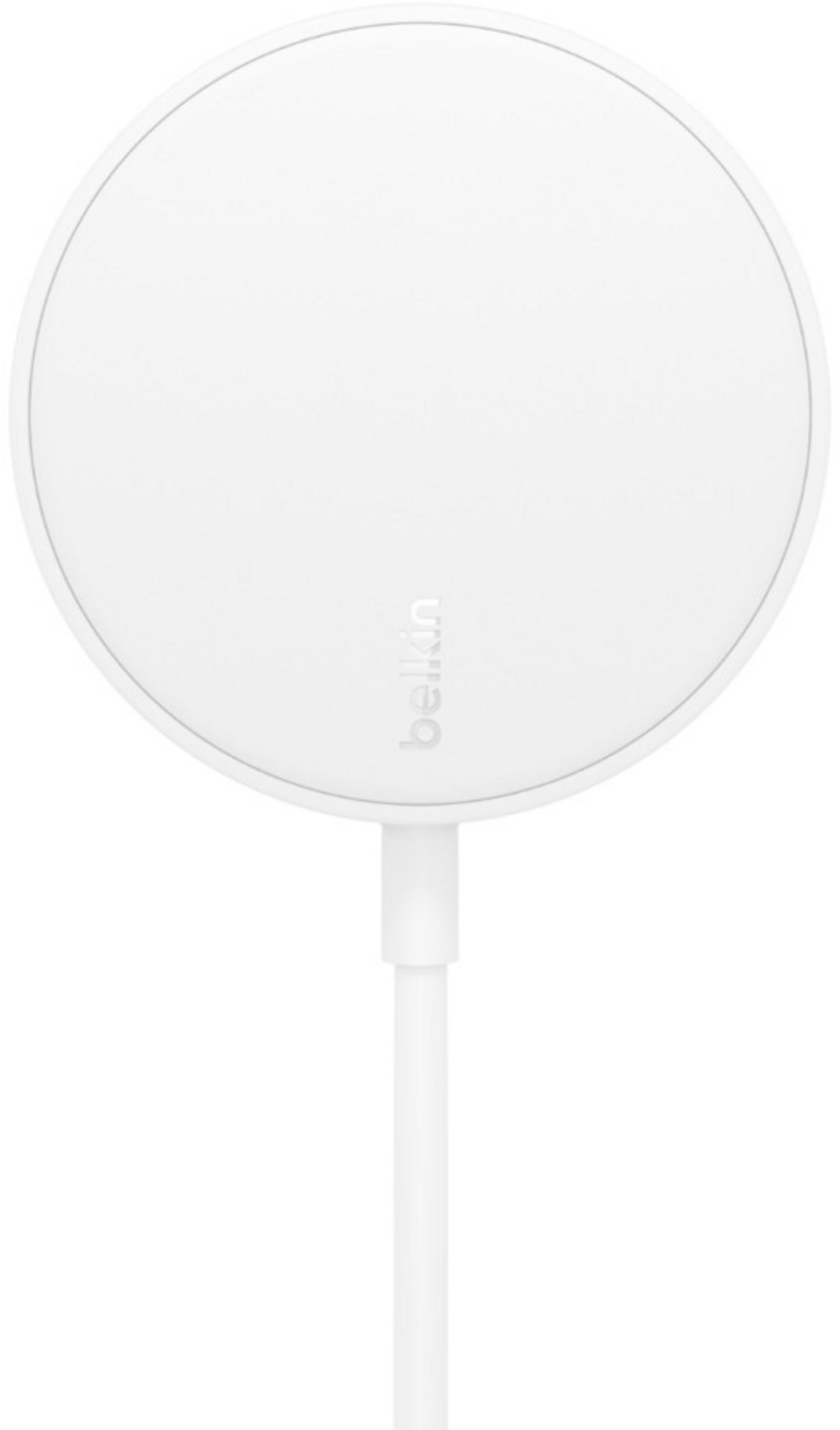 Ein weißes, rundes Belkin-Ladegerät mit einem weißen Kabel.
