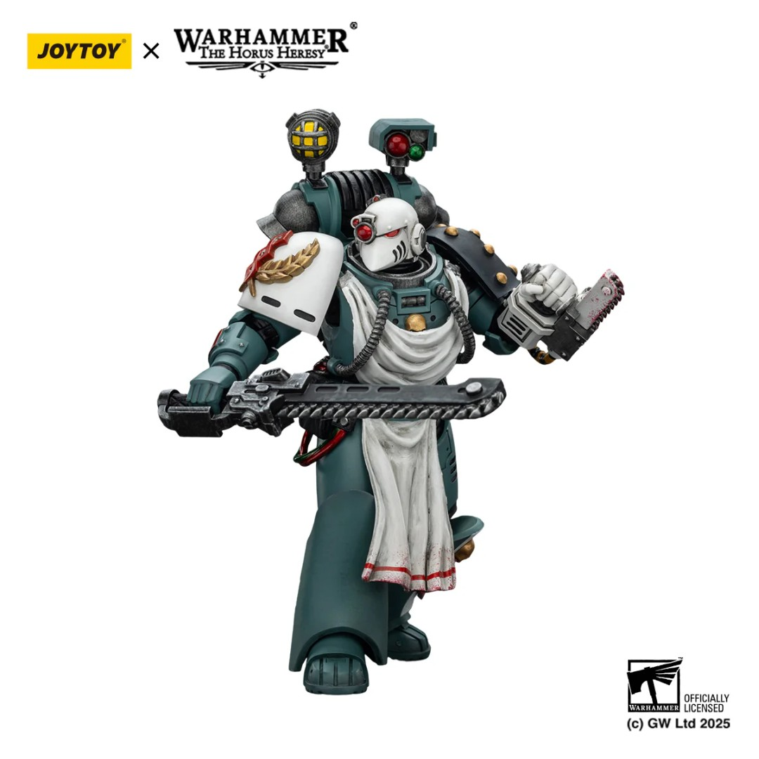Figurka Warhammer Space Marine w turkusowej zbroi, biały naramiennik, trzyma piłę i karabin.