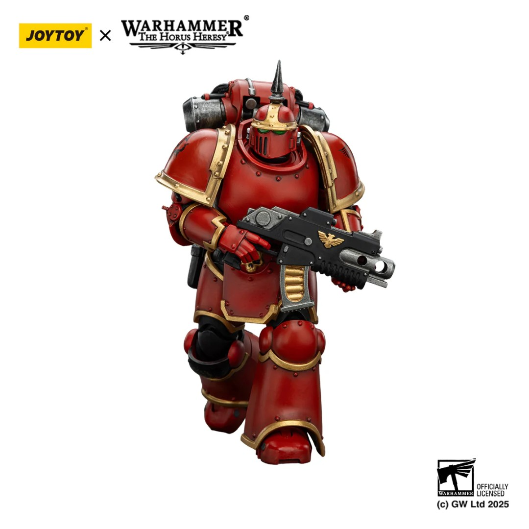 Czerwona figurka Space Marine z hełmem, pancerzem i karabinem, na białym tle.