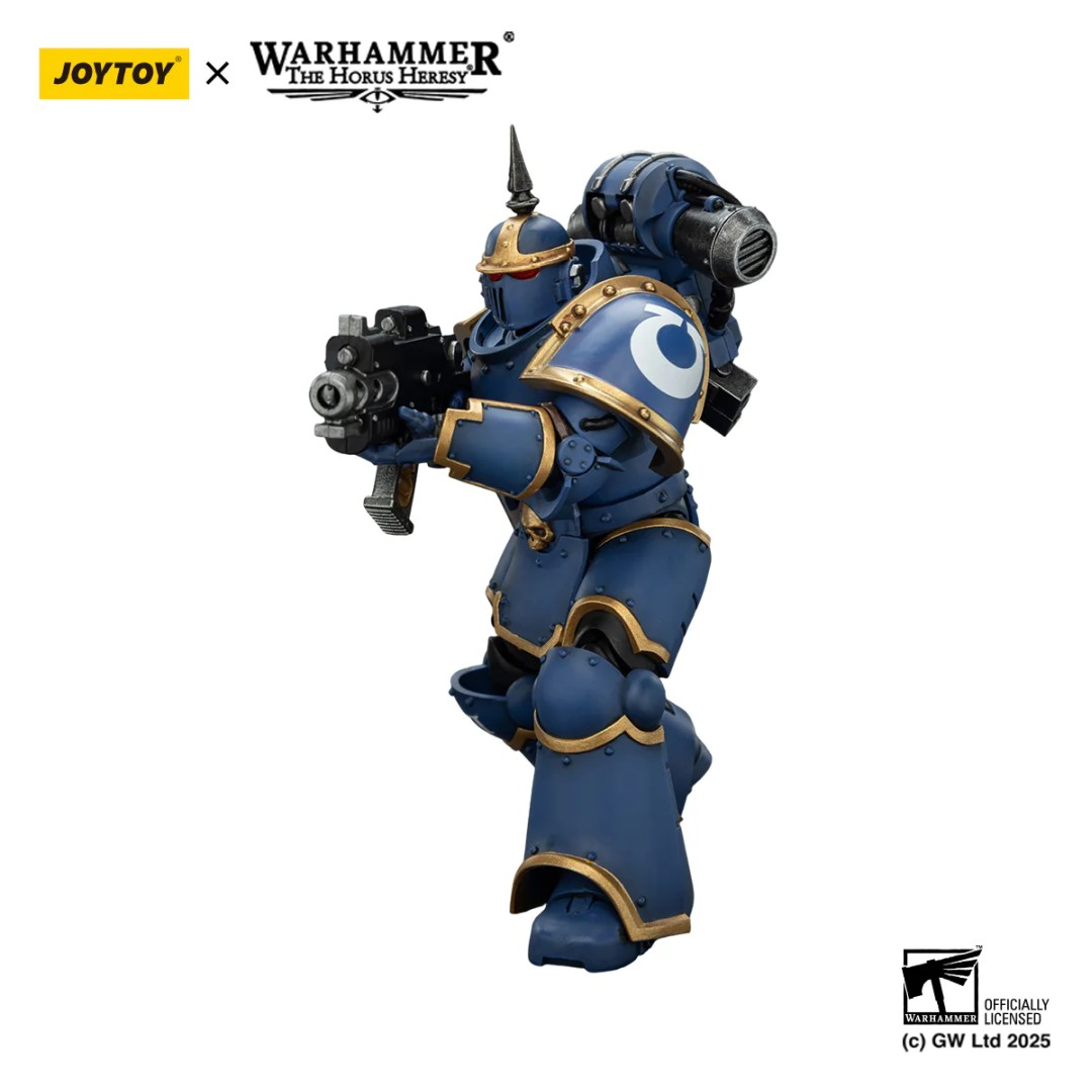 Niebieska figurka Warhammer ze złotymi akcentami trzyma broń.