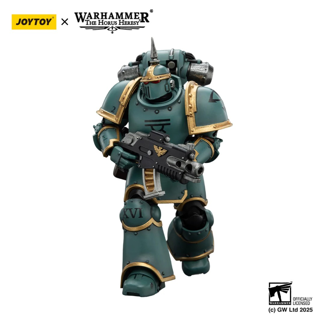 Zielona figurka Space Marine ze złotymi akcentami trzyma broń.