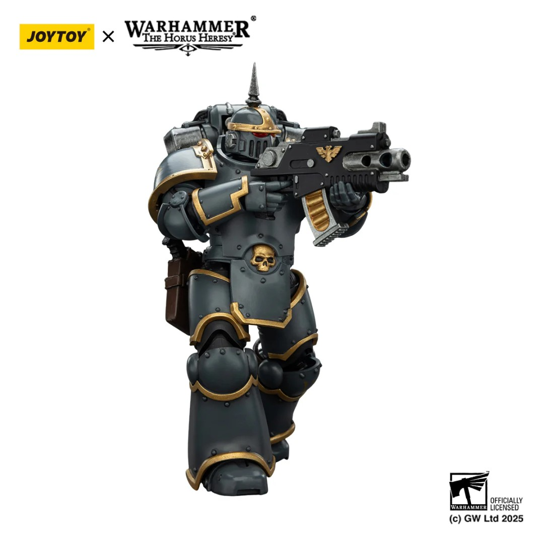 Szara figurka Warhammer ze złotym wykończeniem i karabinem.