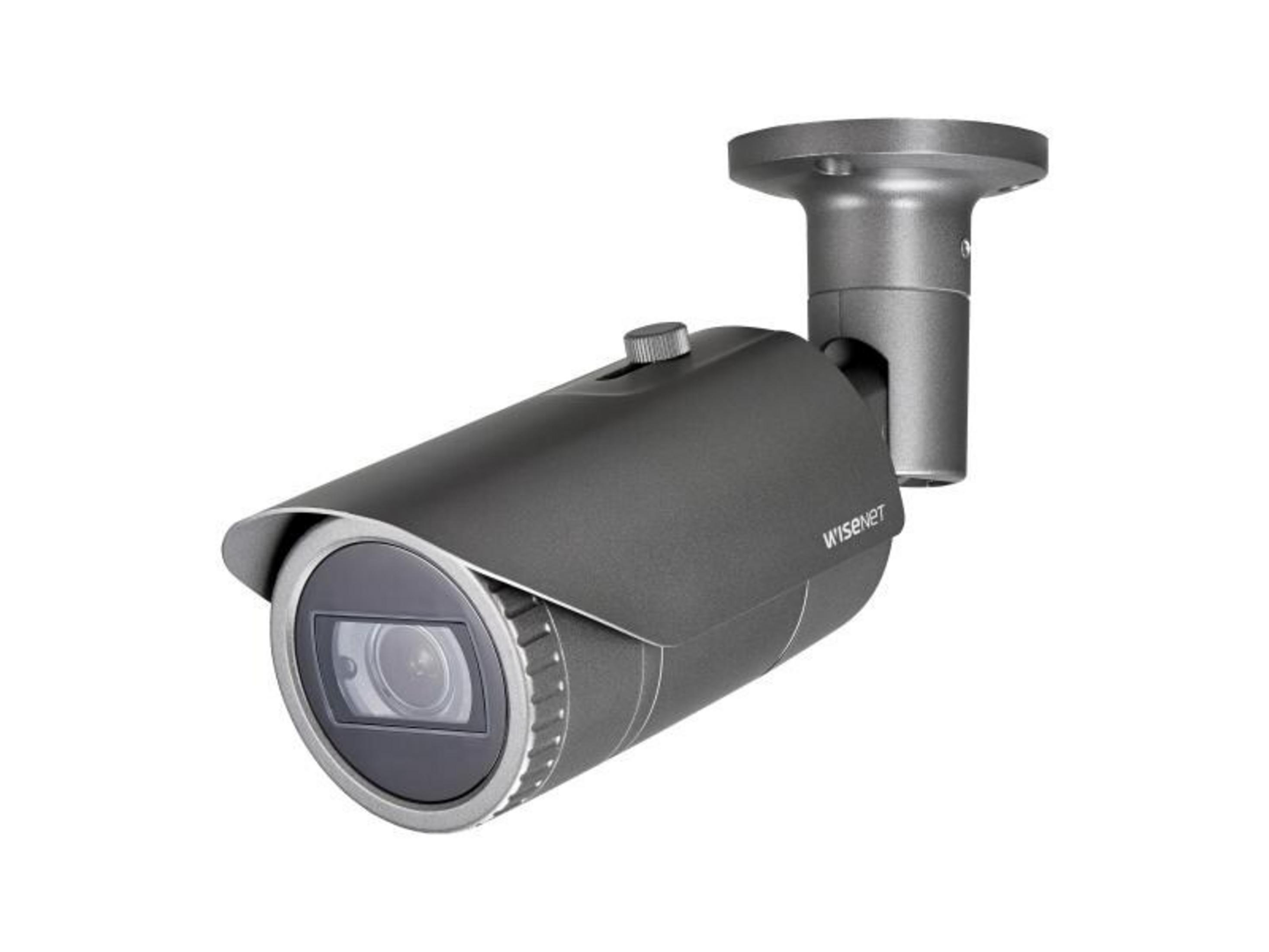Una telecamera di sicurezza grigia con obiettivo e staffa. Logo Wisent visibile.