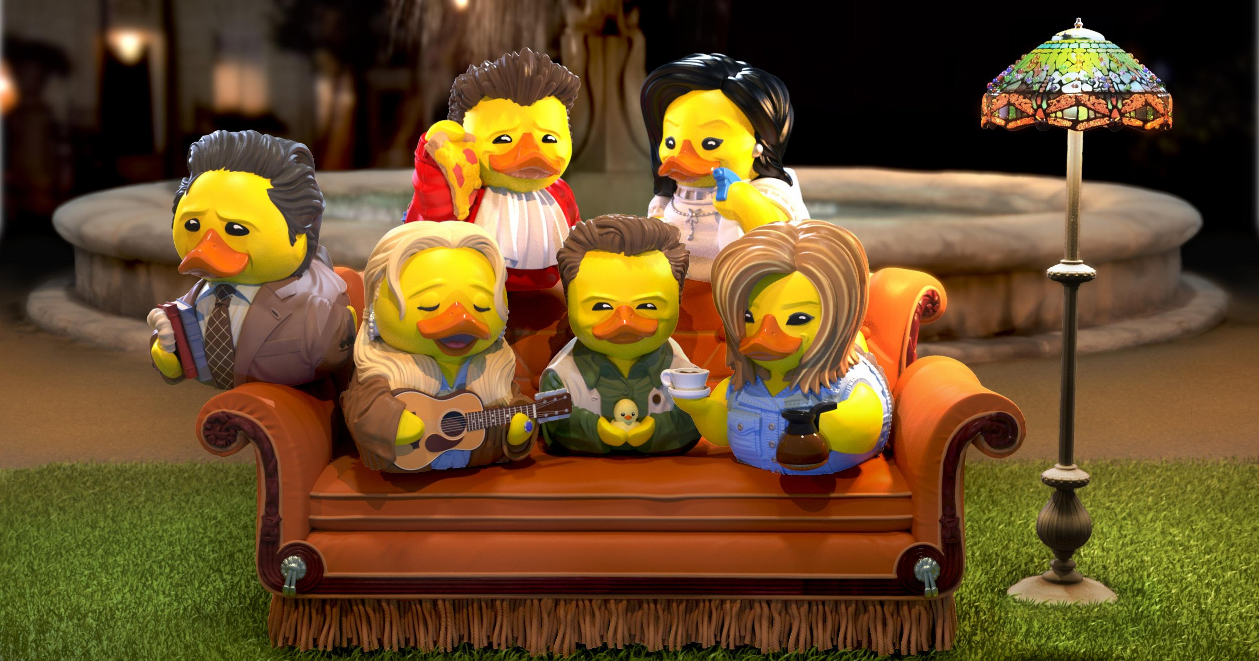 Sechs Gummienten im Stil von Friends sitzen auf einer Couch im Freien.
