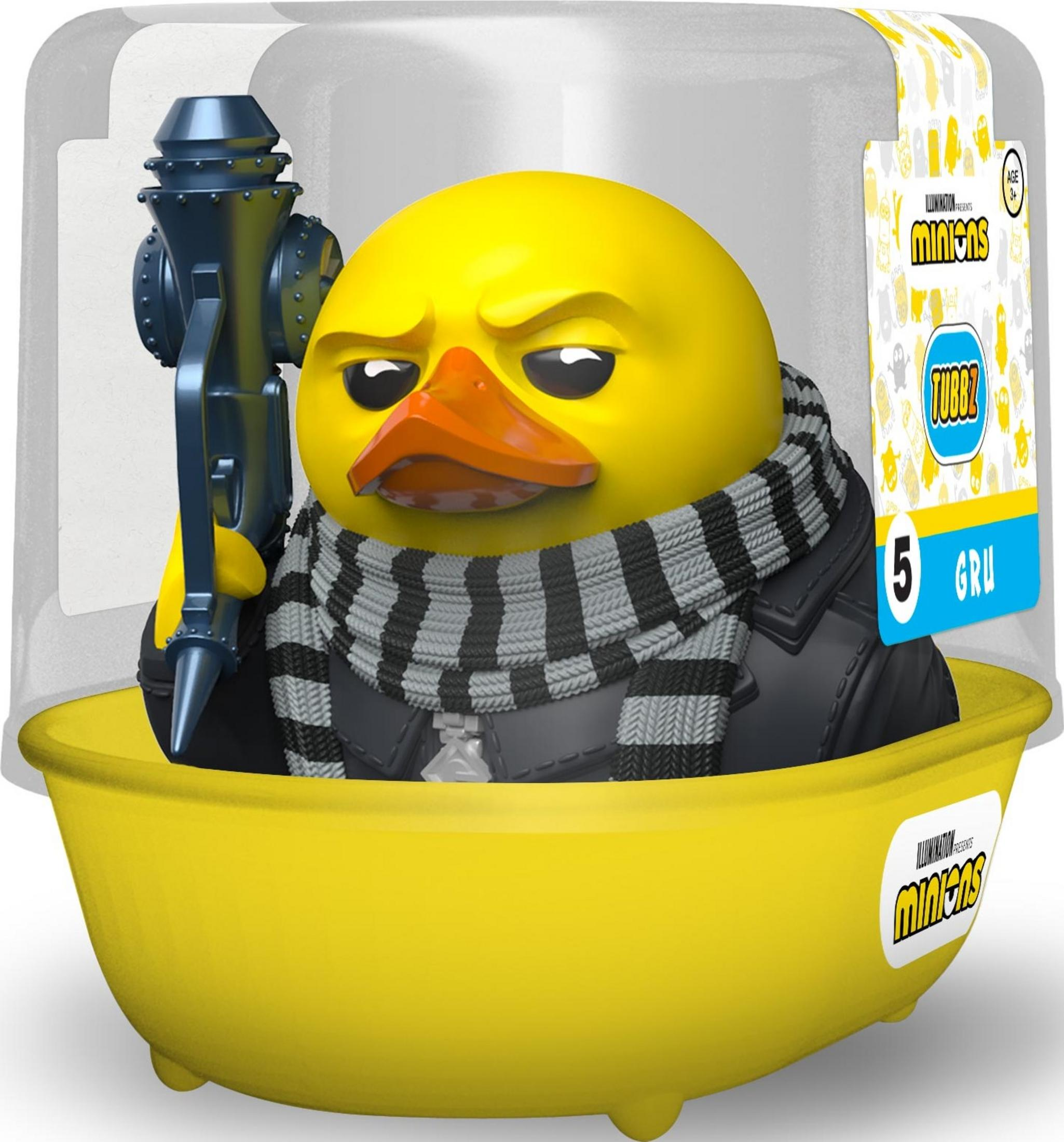 Gelbe Entenspielzeug als Gru von Minions verkleidet, hält eine blaue Strahlenpistole in gelber Badewanne.