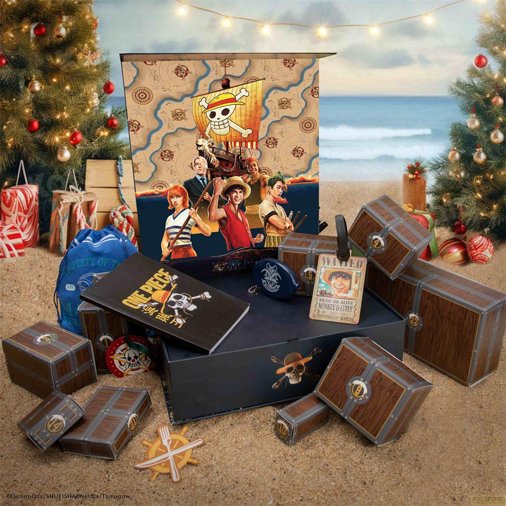 One Piece Deko auf einem Strand mit Weihnachtsbäumen und Schatztruhen.
