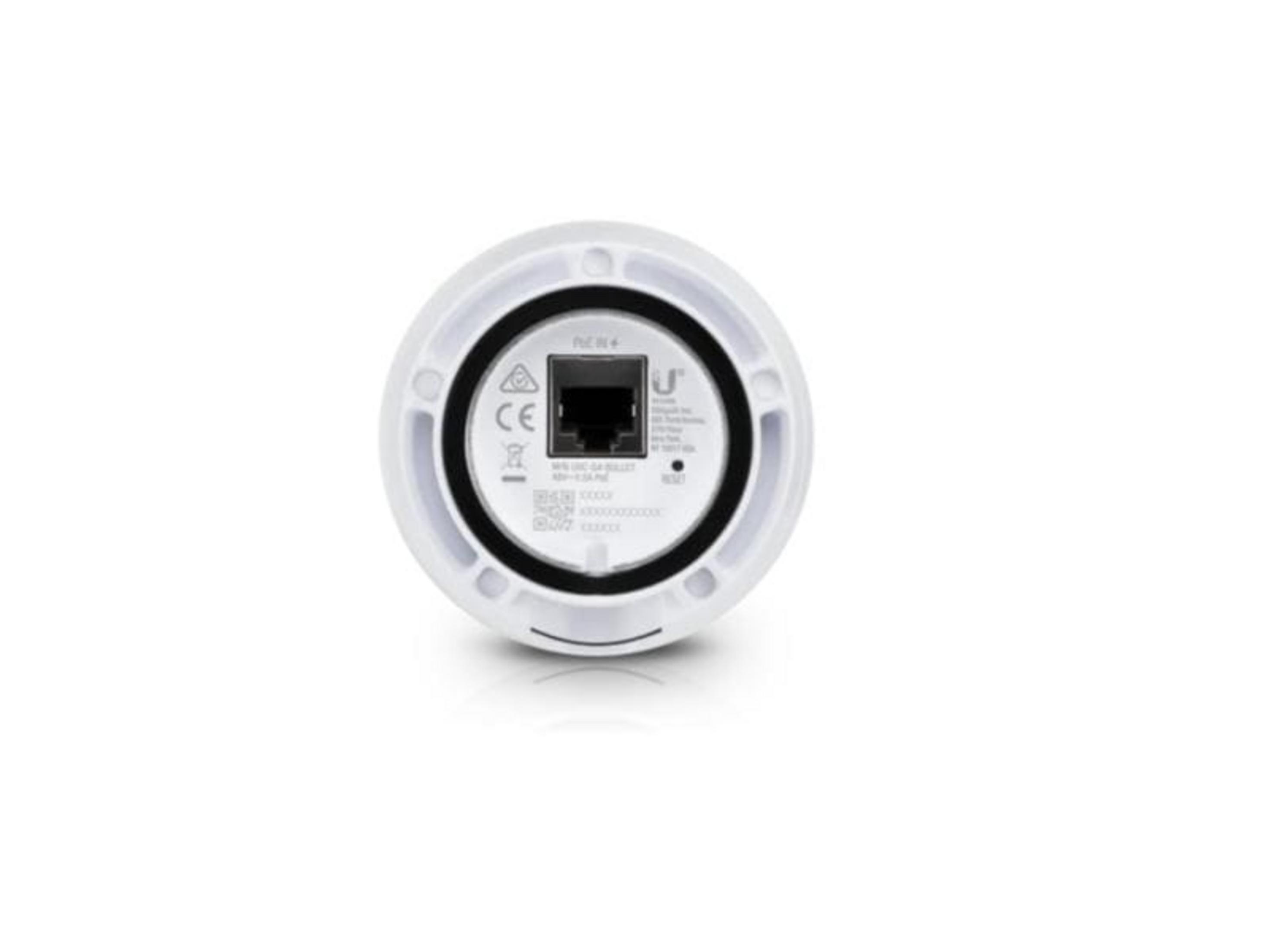 Parte trasera de un dispositivo blanco con puerto Ethernet negro y marcas de certificación.