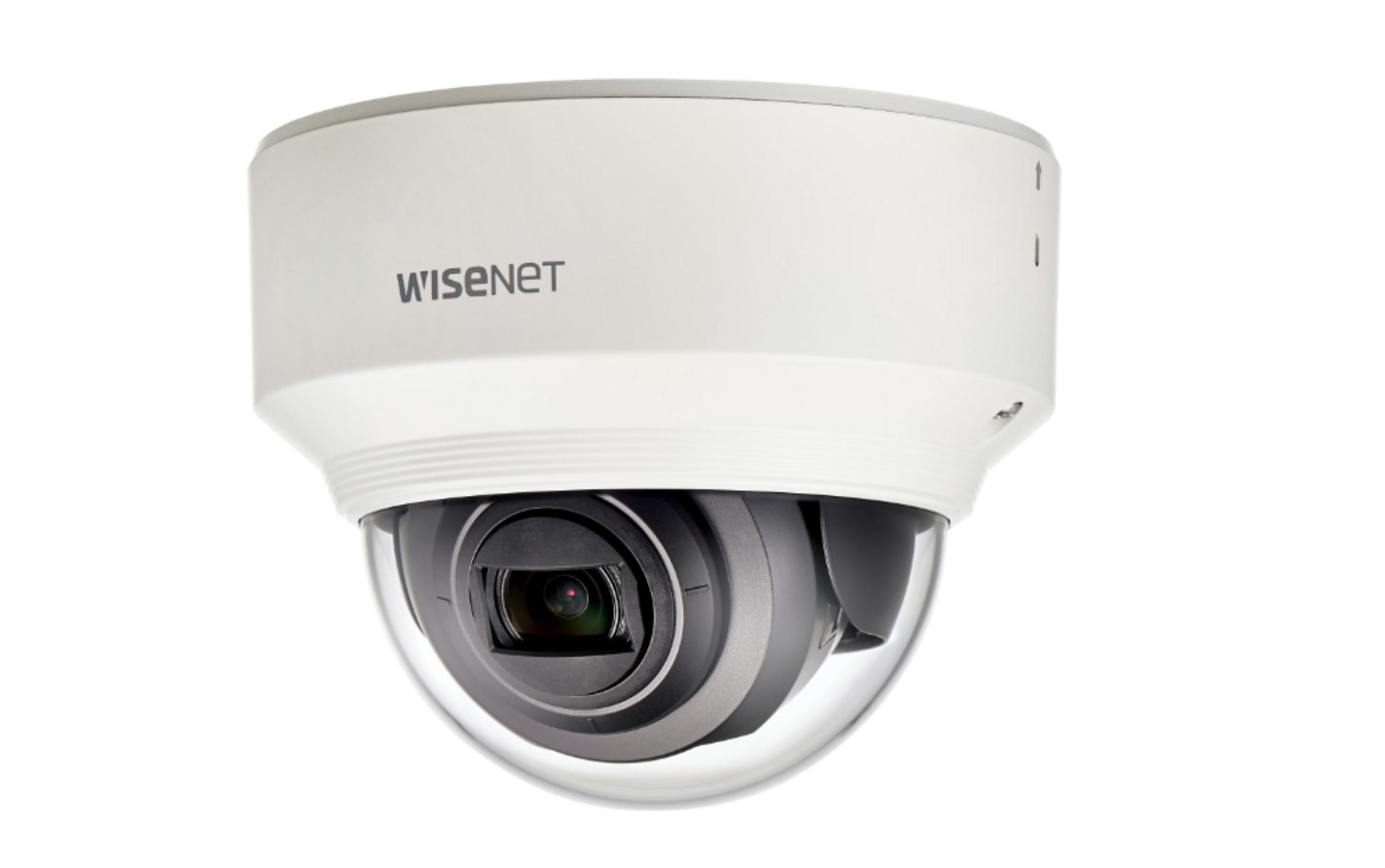 Una telecamera dome bianca con alloggiamento trasparente e logo WISENET.