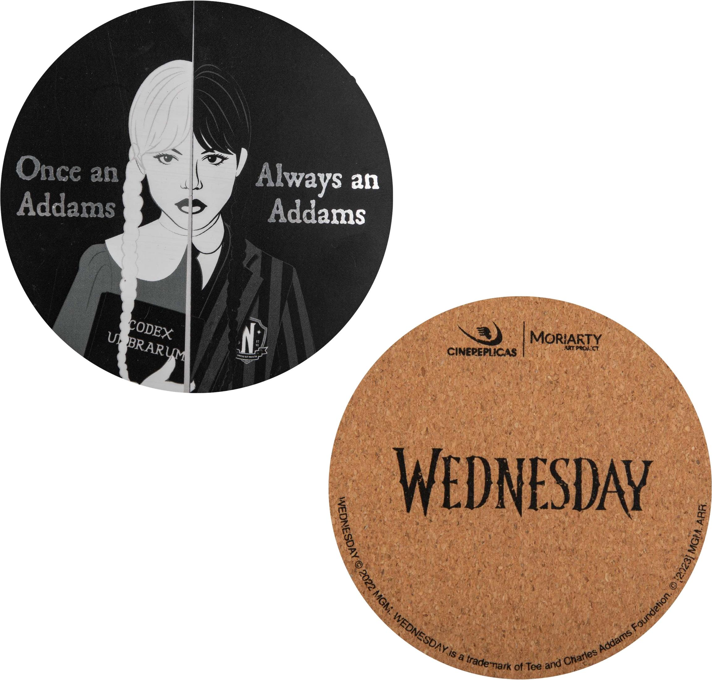 Zwei Untersetzer: Einer mit Mittwochs Gesicht und Text, der andere mit dem Wort WEDNESDAY.