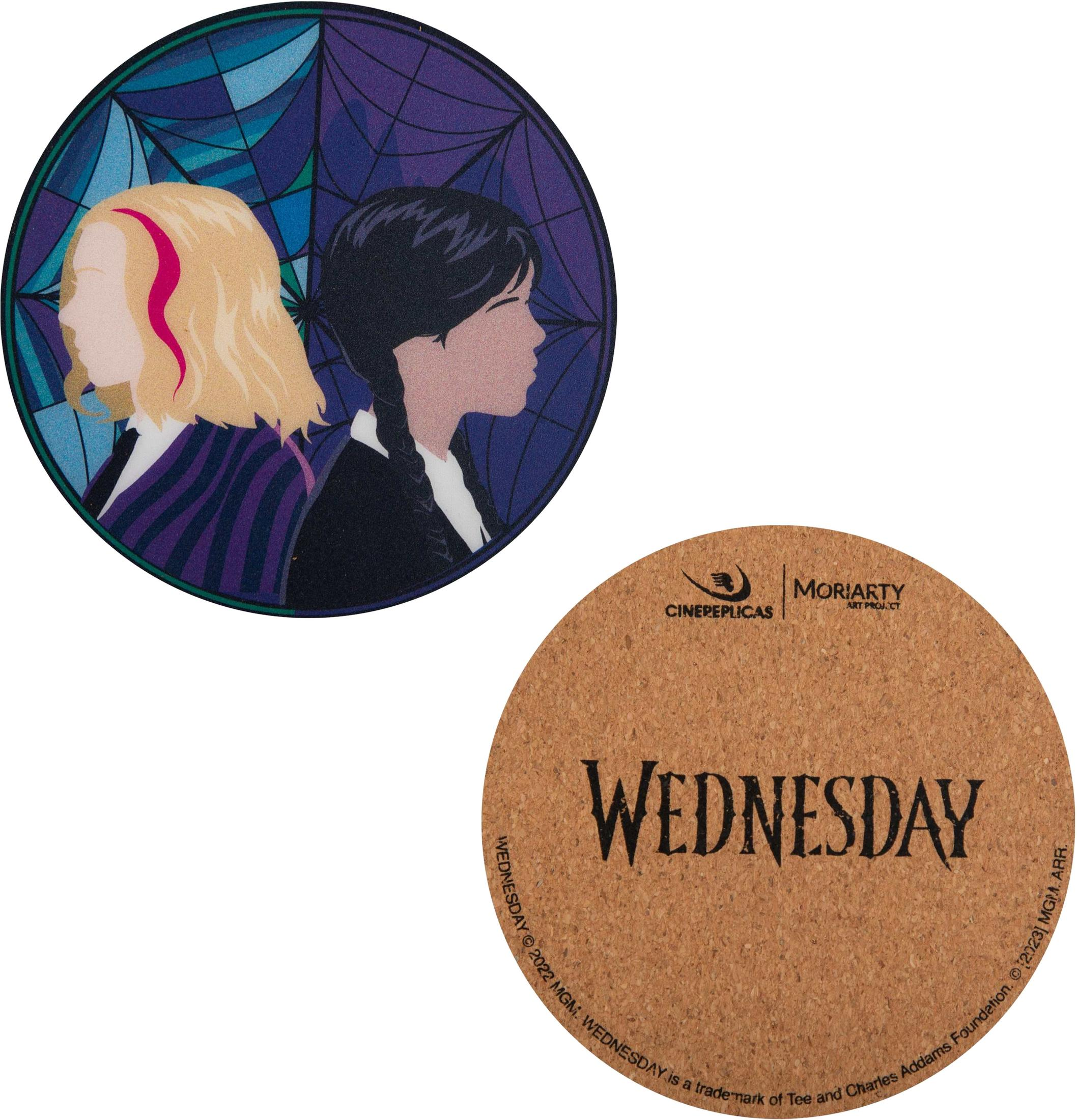 Zwei Kreise: Links stilisierte Silhouetten von Wednesday und Enid vor einem Spinnennetz-Muster. Rechts steht WEDNESDAY auf Kork.