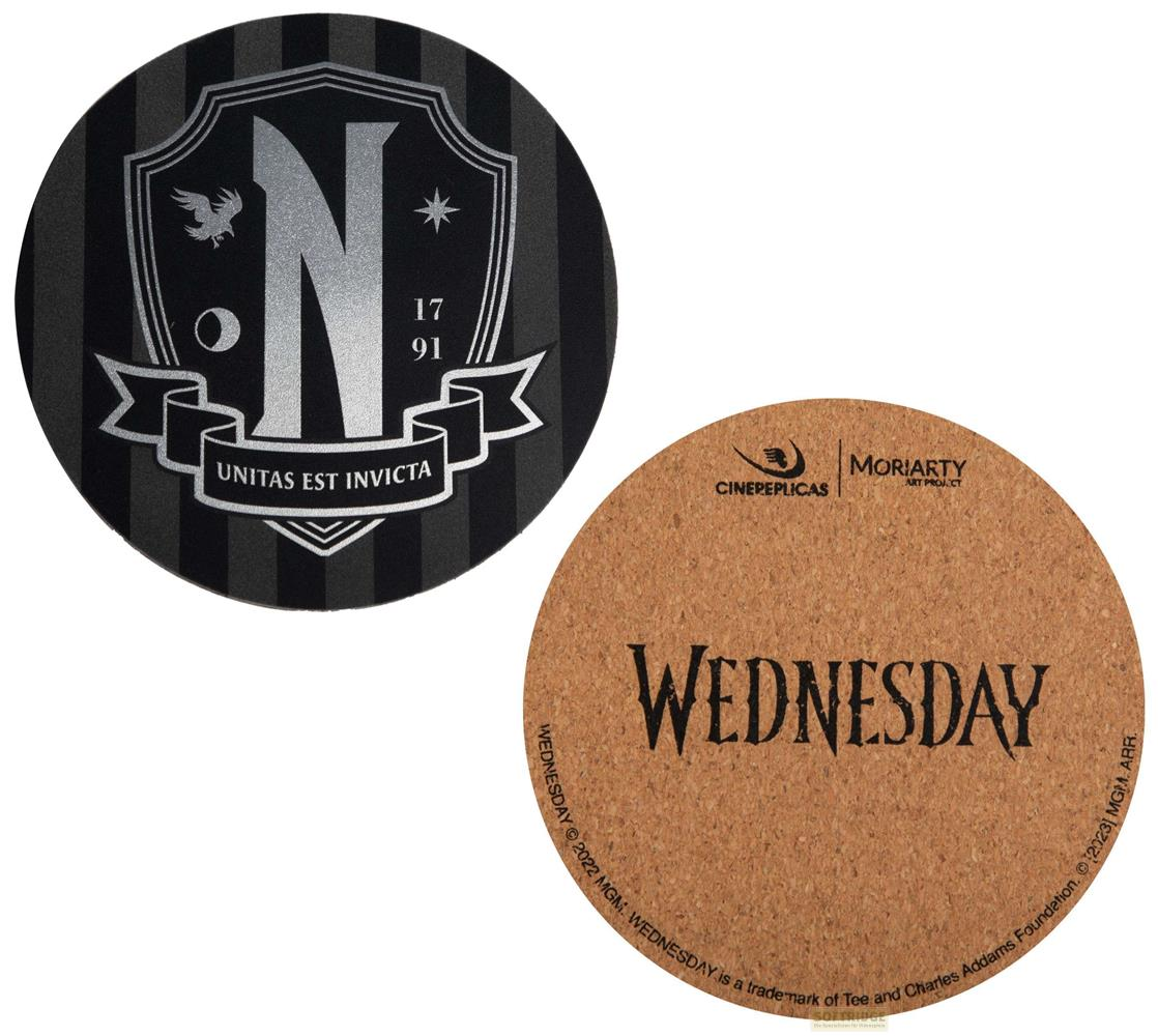 Zwei Untersetzer: Ein schwarzer mit einem N-Logo und ein korkfarbener mit WEDNESDAY.