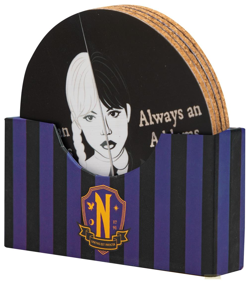 Coaster-Set mit einem Bildnis und dem Emblem von Nevermore Academy.