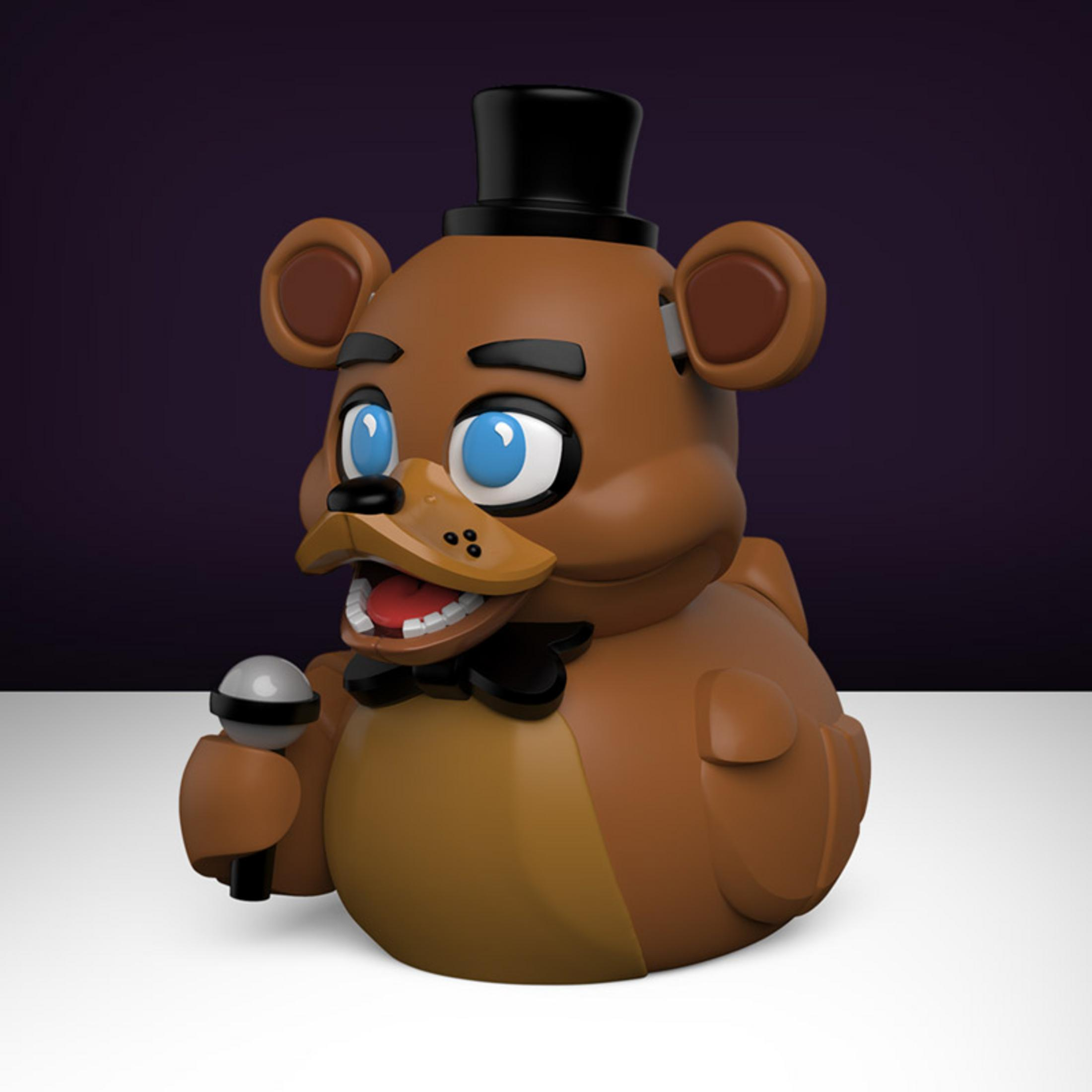 Ein brauner Teddybär mit Zylinder und Mikrofon auf lila Hintergrund.