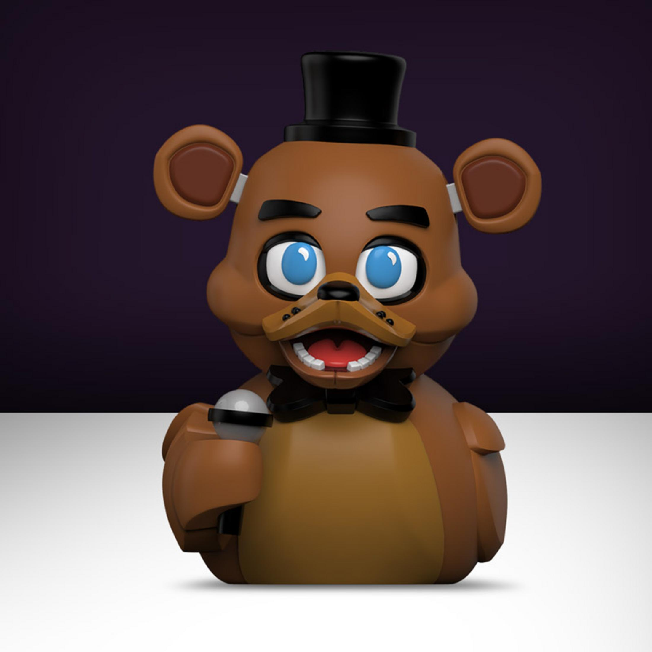 Eine braune Teddybär-Figur mit schwarzem Zylinder, Fliege und Mikrofon.