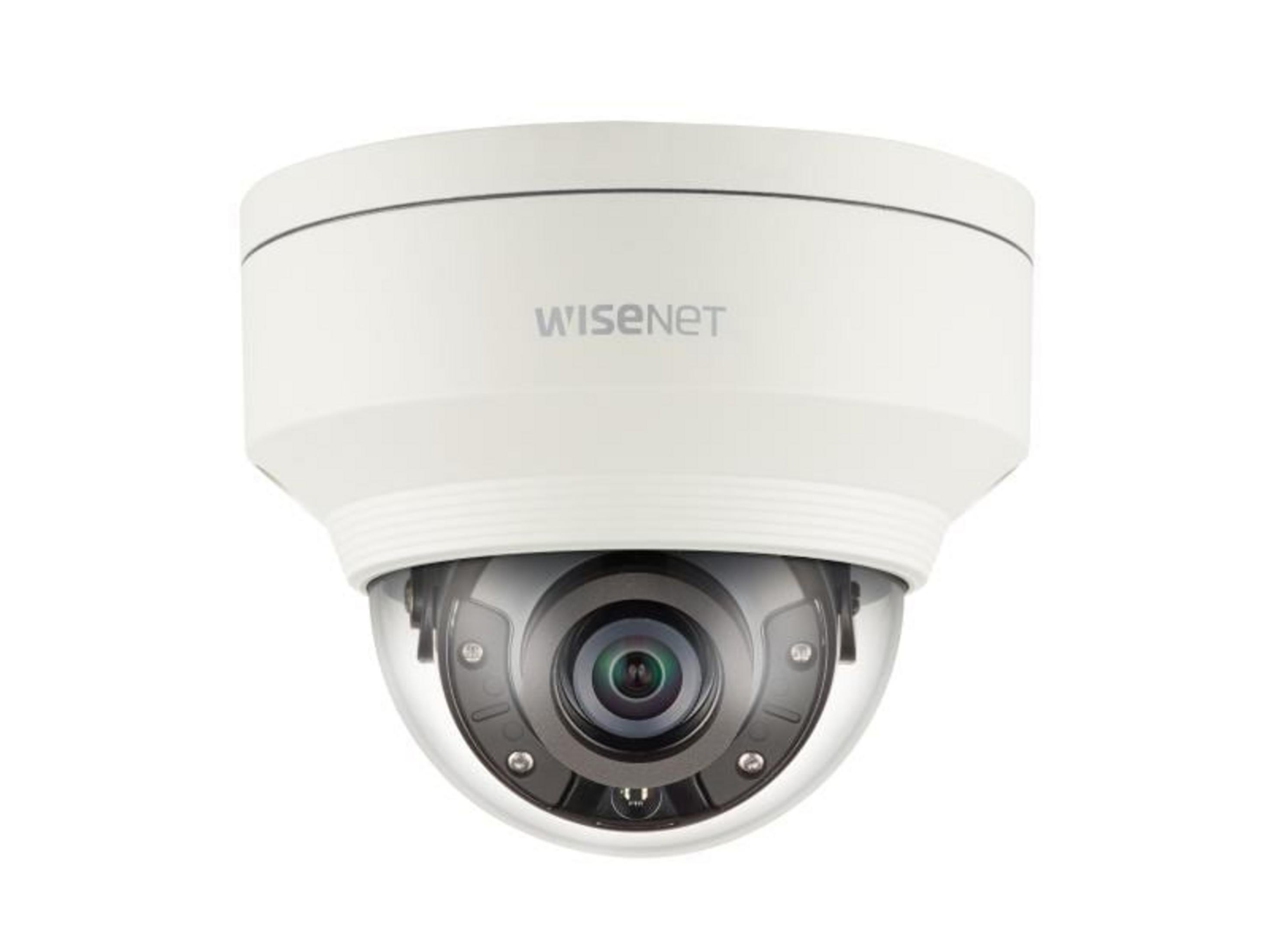 Una telecamera dome Wisenet bianca con custodia e lente trasparenti.
