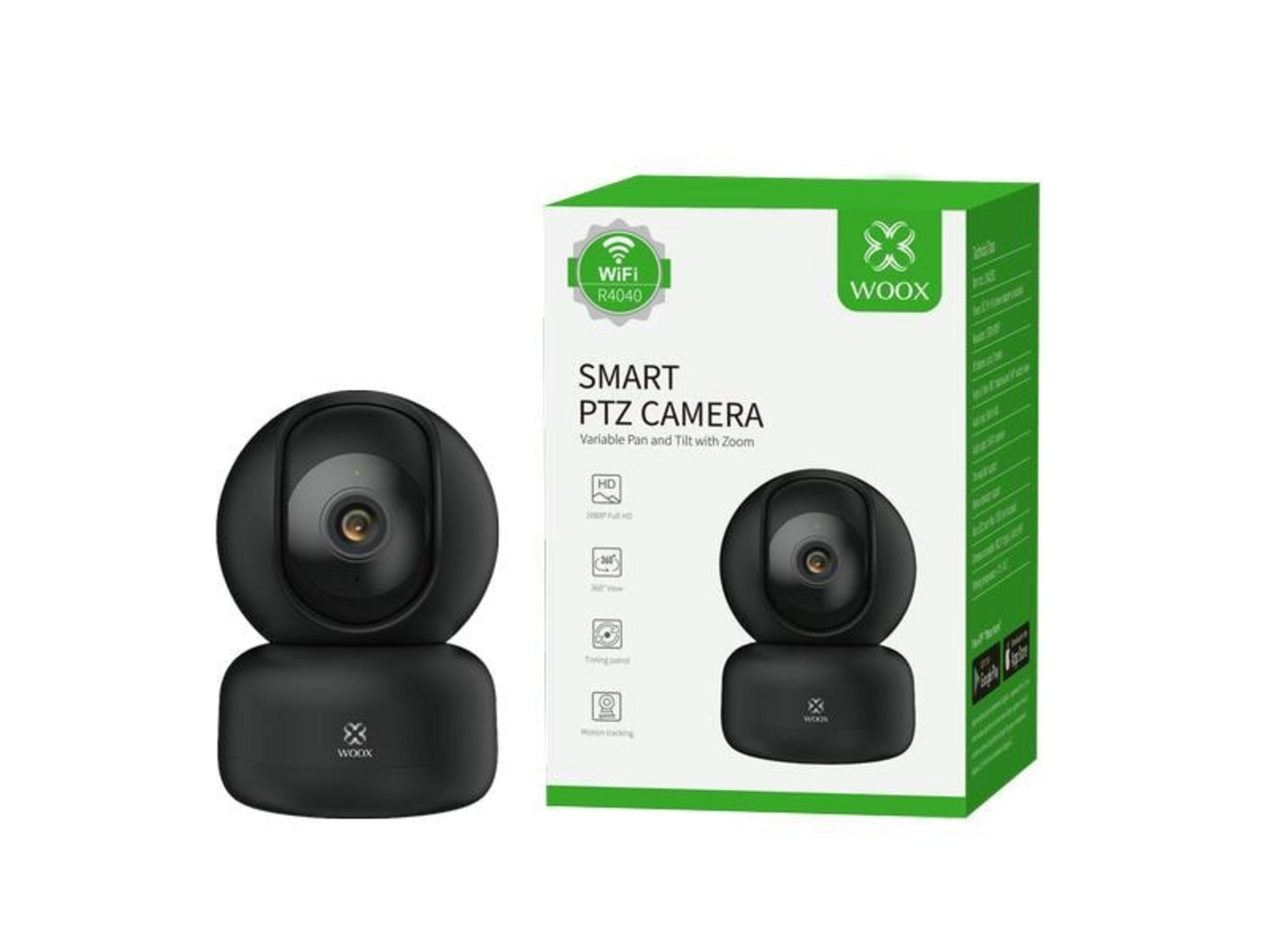 Una telecamera PTZ smart WOOX nera accanto alla sua confezione.