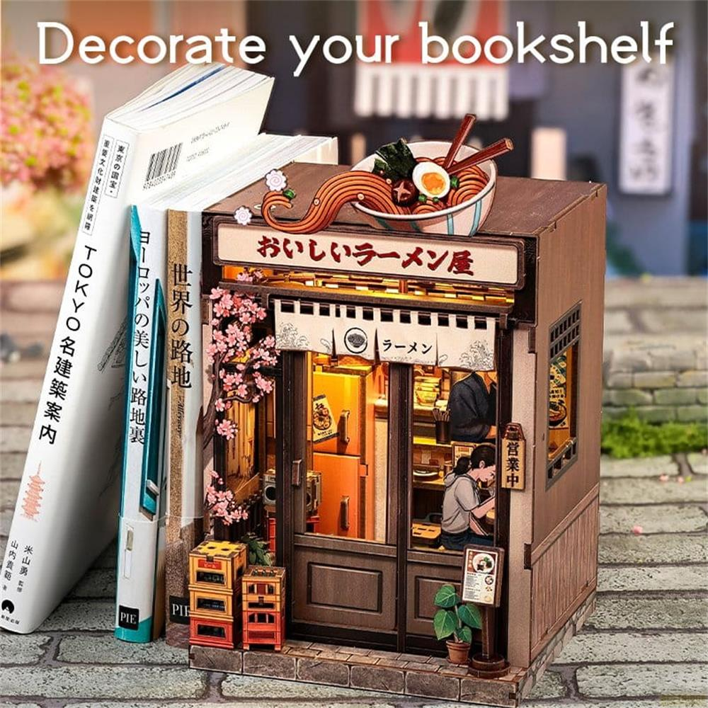 Ein Bücherregal-Diorama eines japanischen Ramen-Ladens mit Büchern.