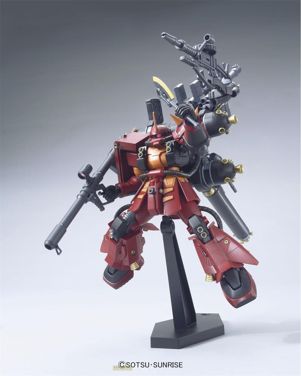 Ein roter und gelber Gundam-Roboter mit Waffen, auf einem schwarzen Ständer.