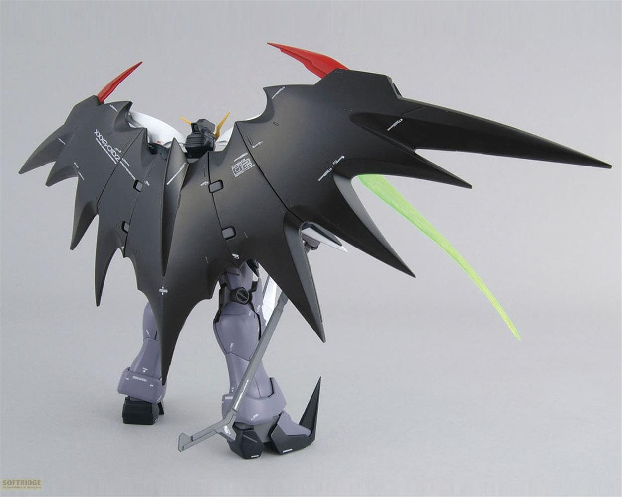 Ein schwarzes und graues Robotermodell mit großen schwarzen Flügeln und roten Akzenten.