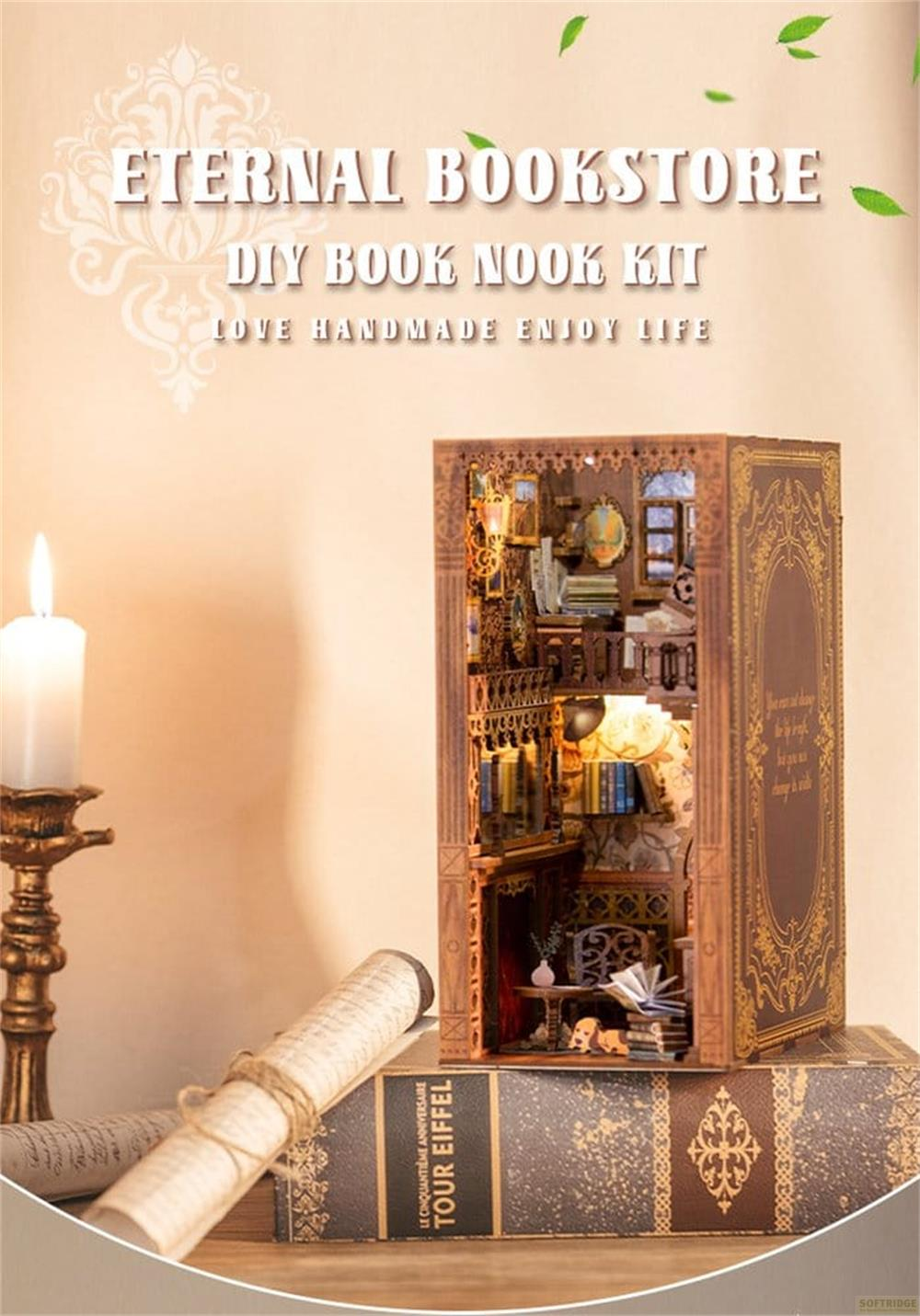Ein DIY-Bücherregal-Kit mit detaillierter Inneneinrichtung, Kerze, Schriftrolle und Büchern.