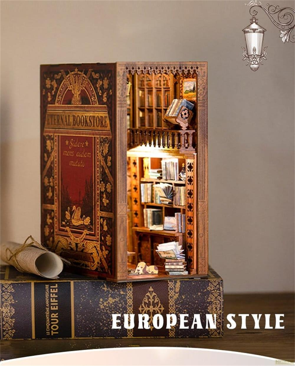 Ein beleuchtetes Buchregal-Diorama mit Büchern und Dekorationen auf einem Buch.