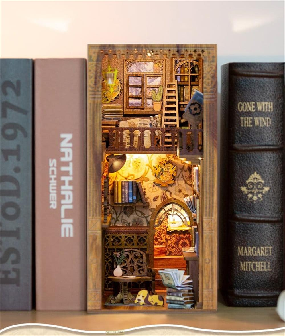 Miniatur-Bücherregal-Szene mit Möbeln, Büchern und Beleuchtung.